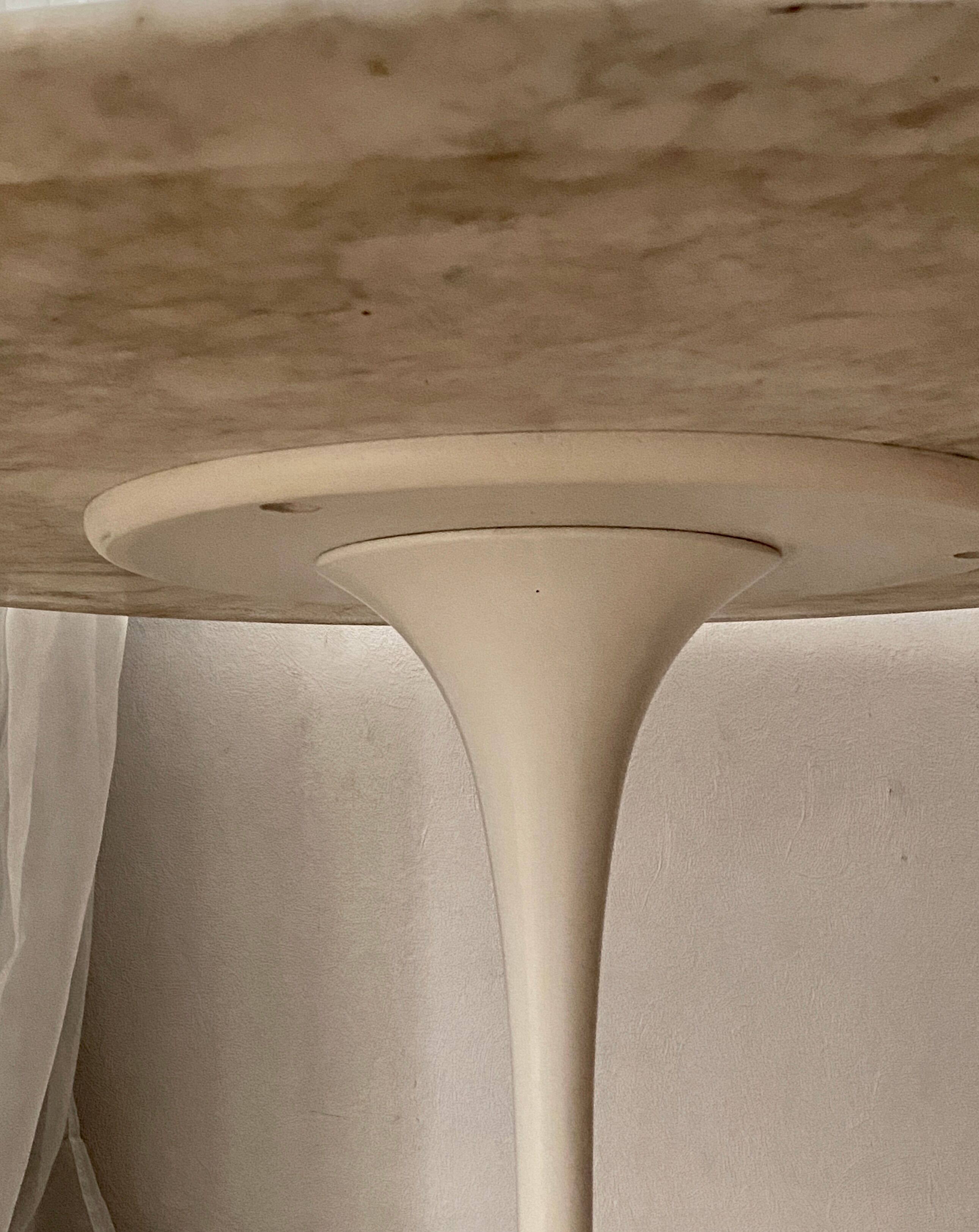 Tulip set round marble table and 4 swivel chairs by Eero Saarinen edited by Knoll