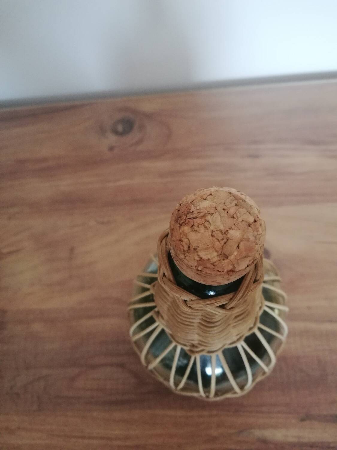 Bouteille habillée d'osier tressé