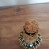 Bouteille habillée d'osier tressé