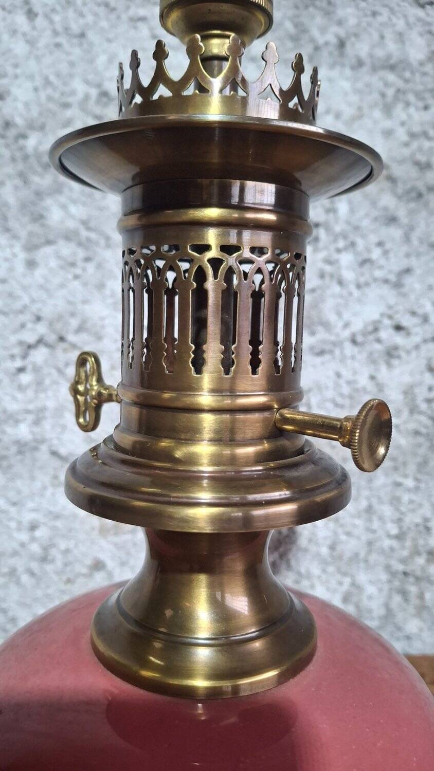 Neo-Victorian table lamp with pink opaline glass and brass – Vintage 1970s