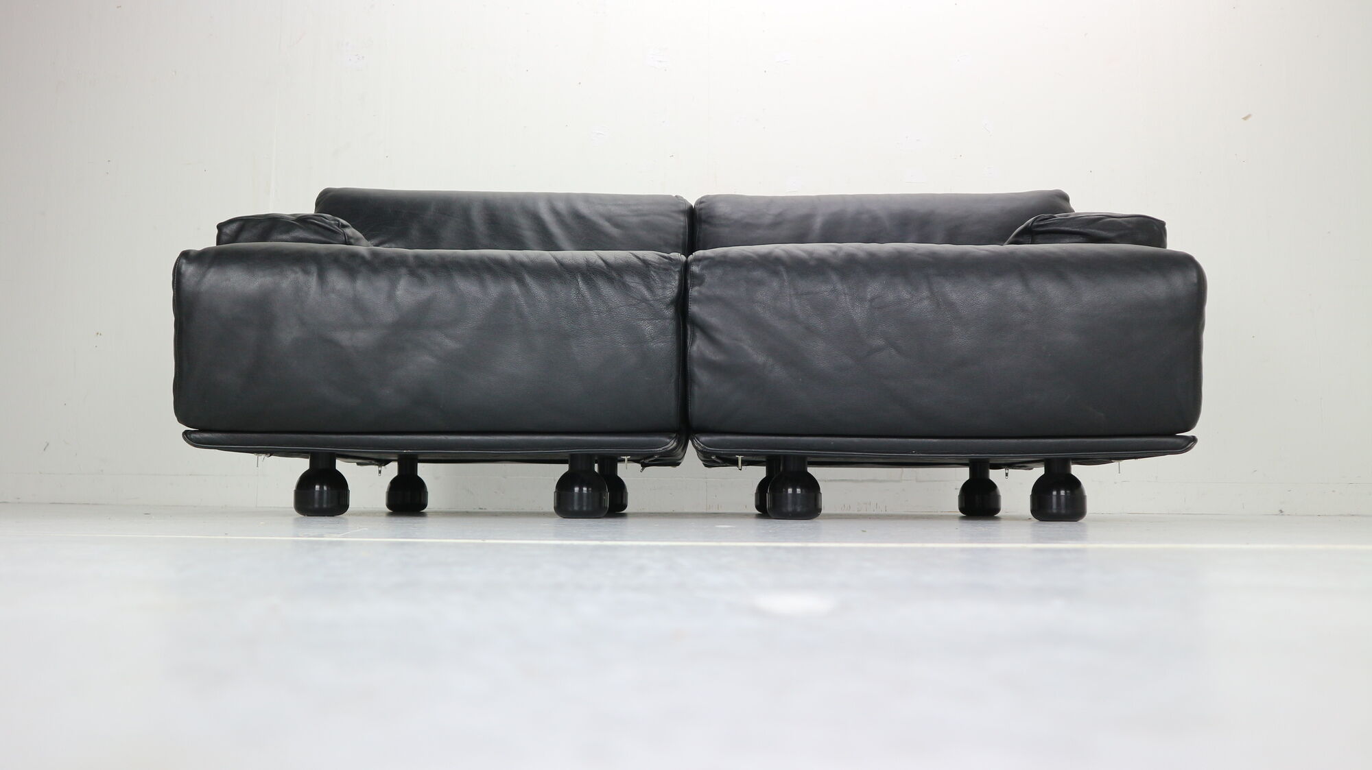 Leather 2-seater sofa "Fiandra" by Vico Magistretti for Cassina, 1970, Italy