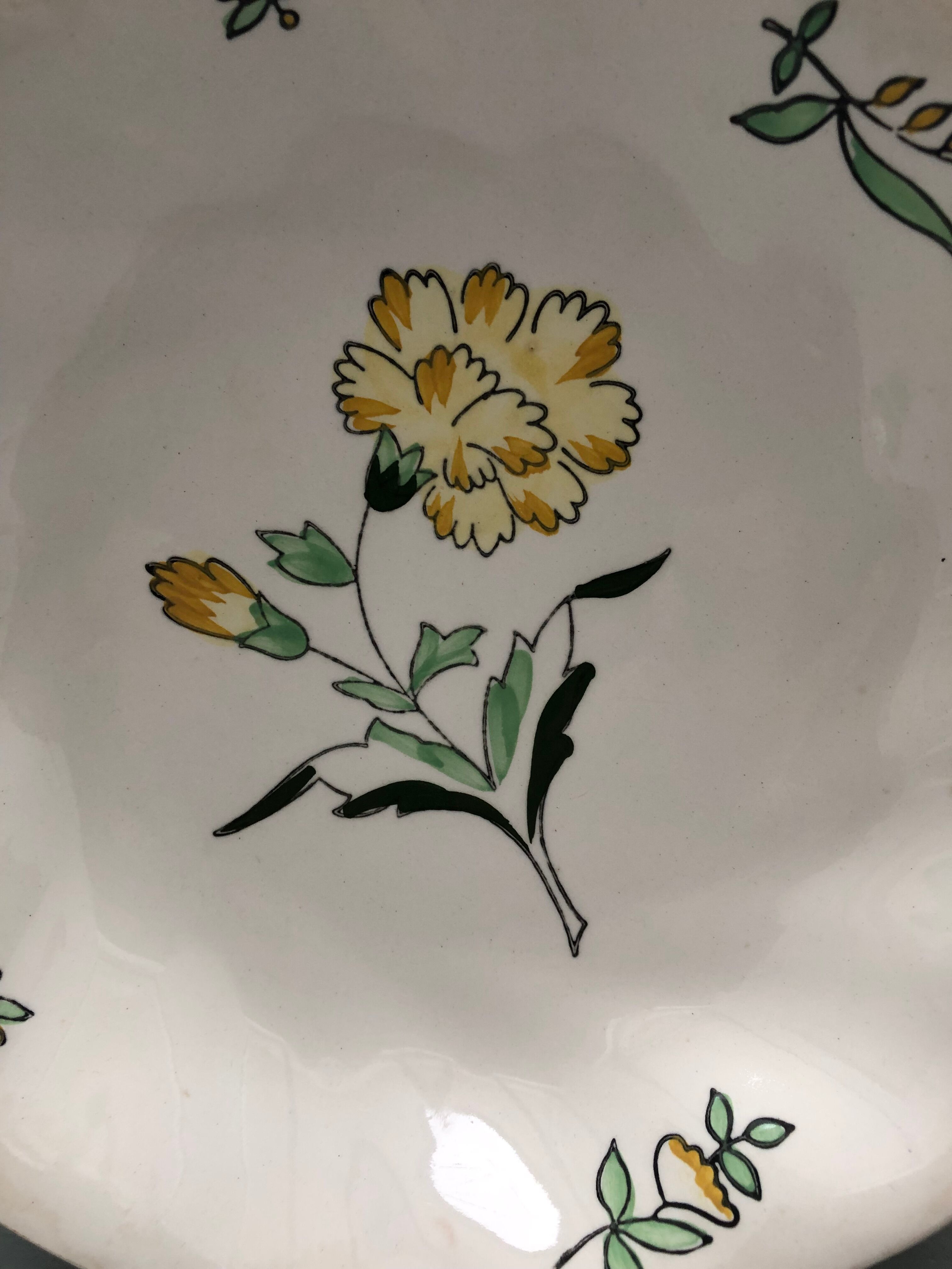 Lots de 4 assiettes creuses, Modèle embrun, aux motifs à fleurs jaune. Estampillées Salins France.