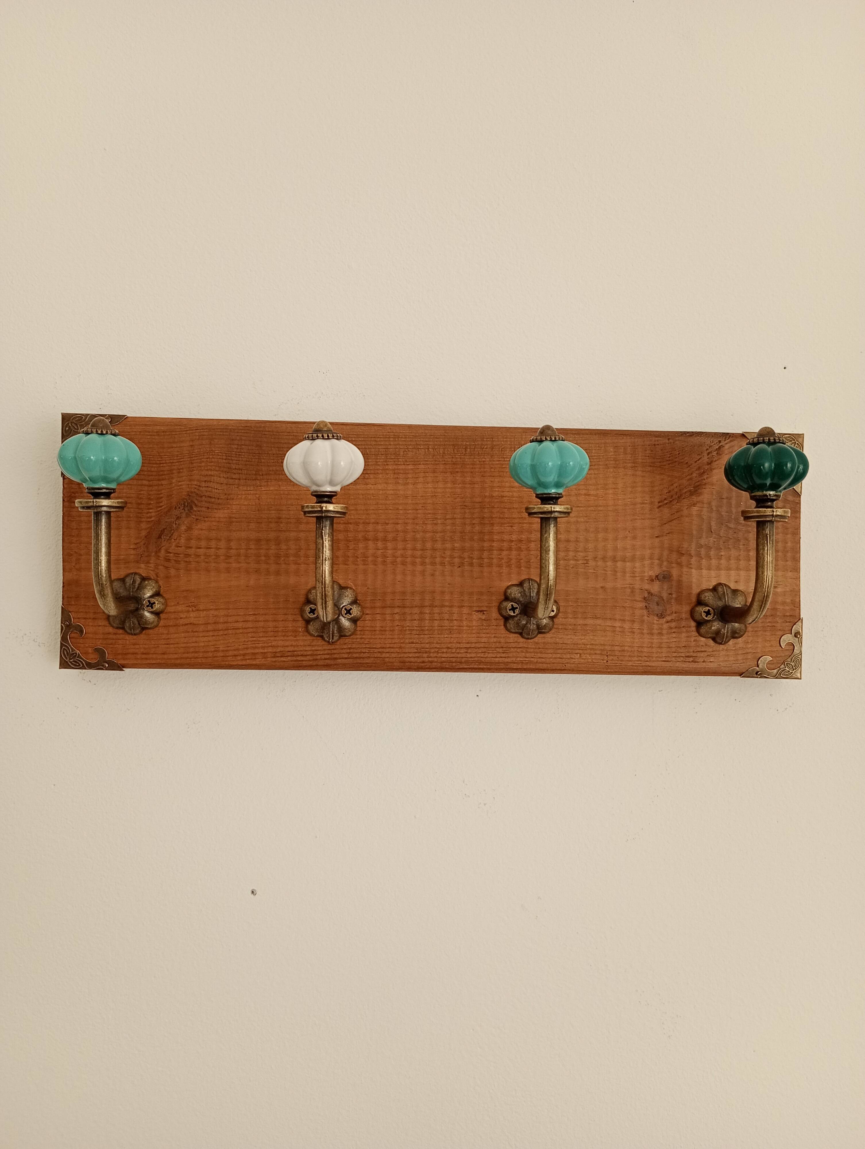 Porte-manteau mural STYLE vintage – patères métal et boutons turquoises