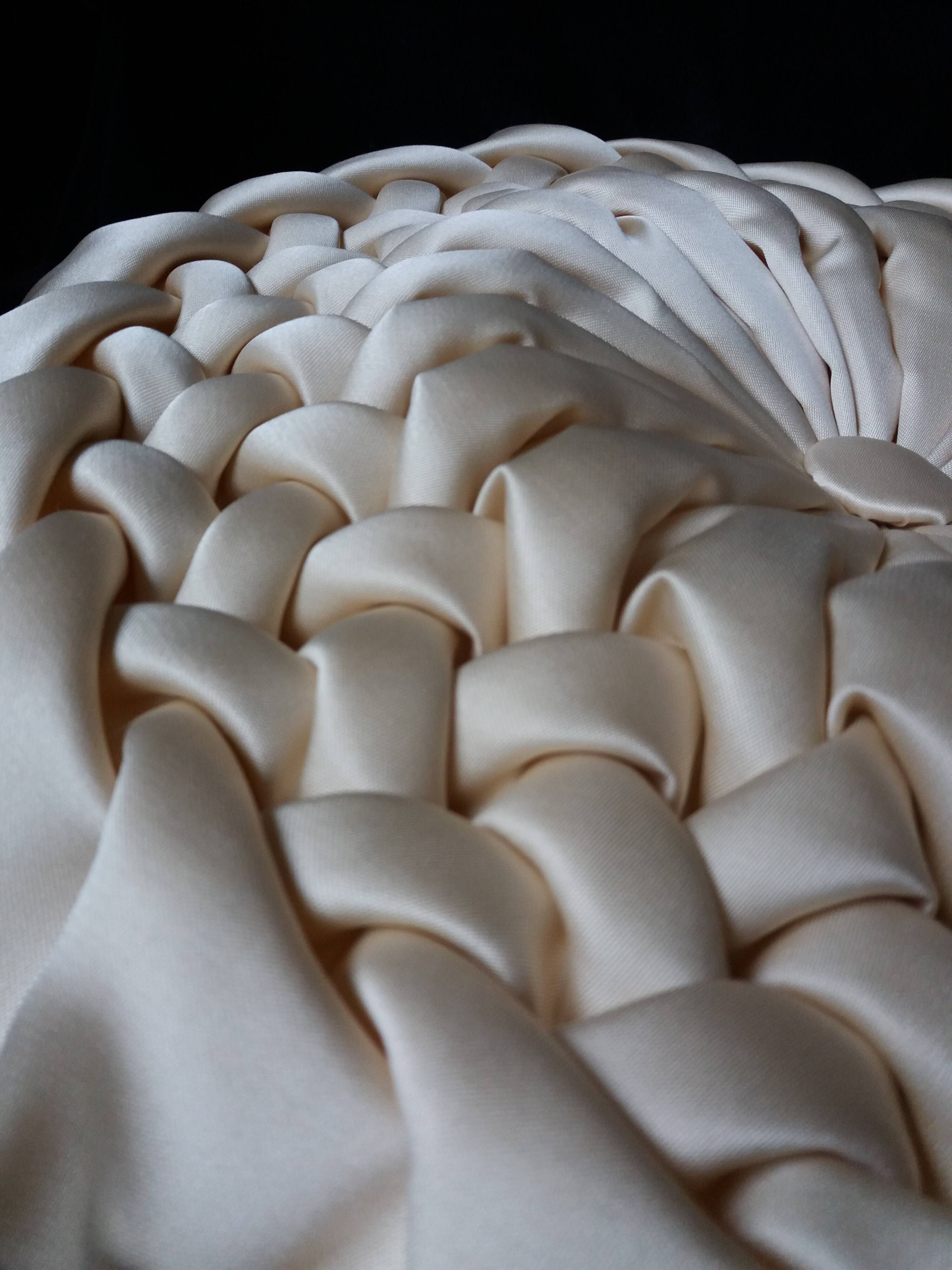 Coussin rond tissu satiné plissé diametre 39 cm