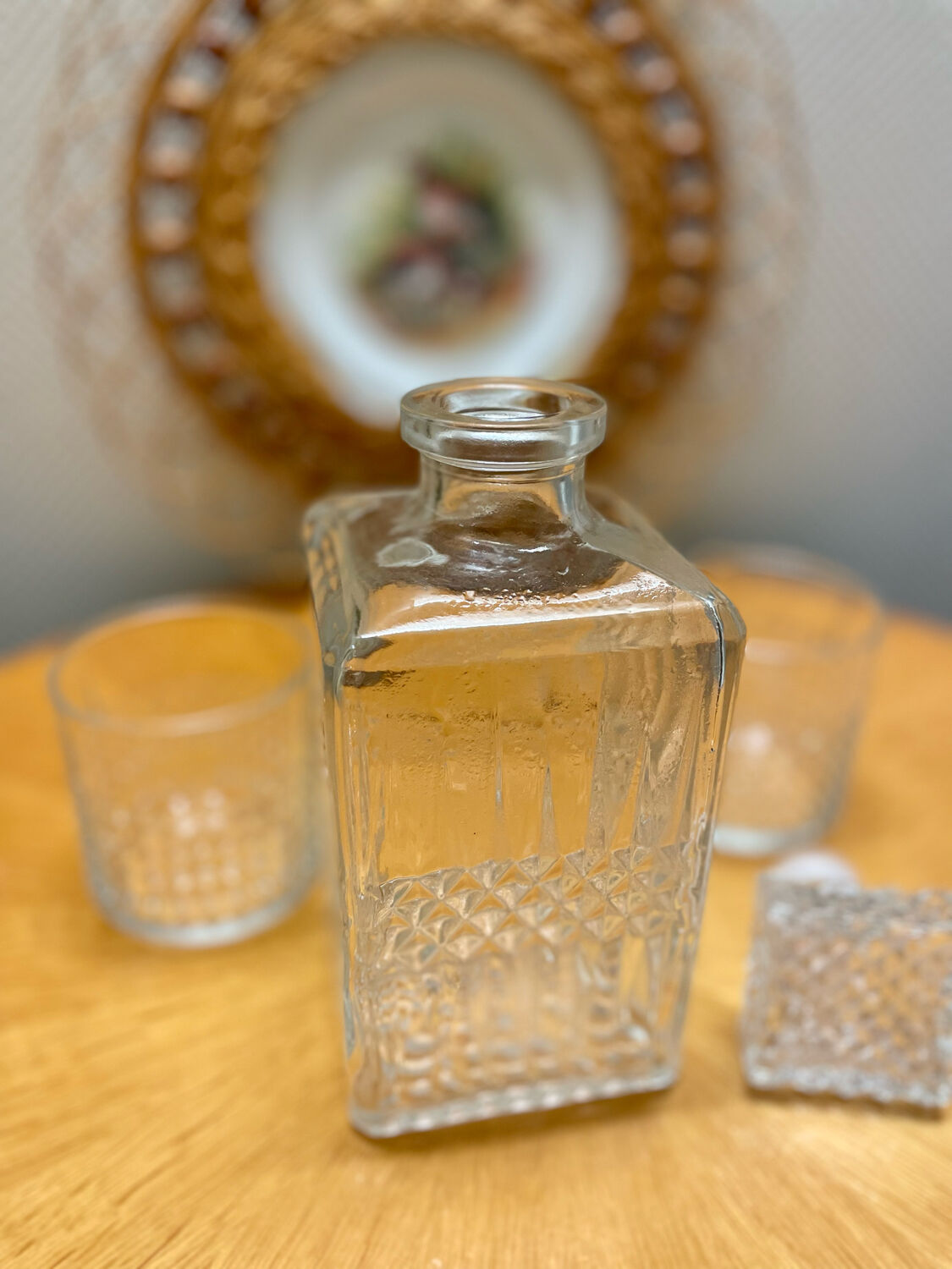 Carafe vintage whisky and its 2 glasses