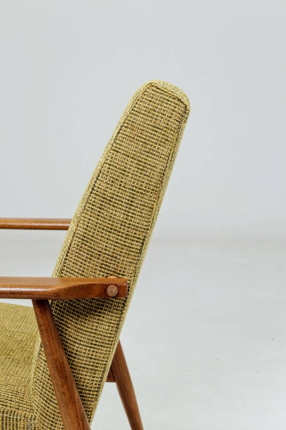 Fauteuil vintage olive vert design by H.Lis