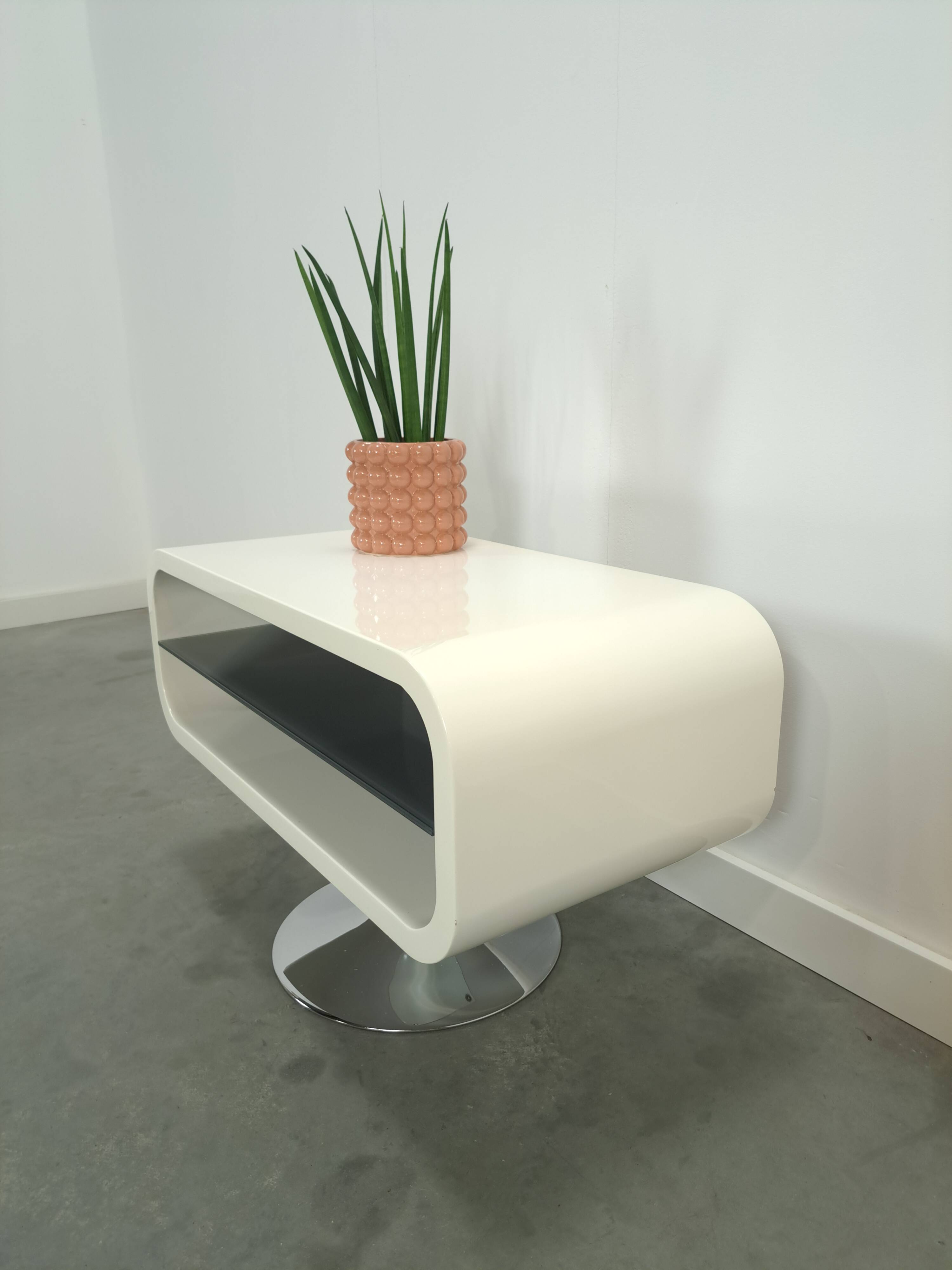 Witte tafel met afgeronde hoeken en glassen blade, tv meubel