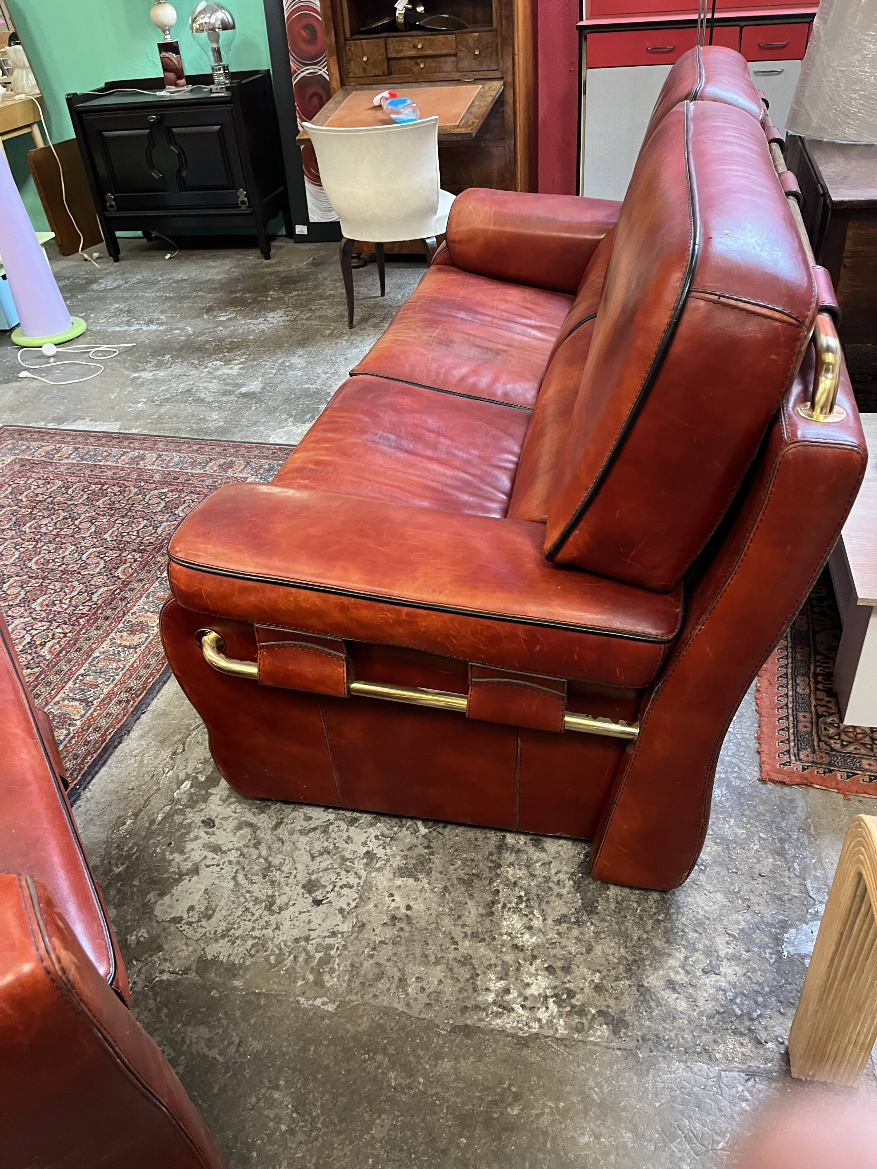 living room in patinated leather and brass from the 80s