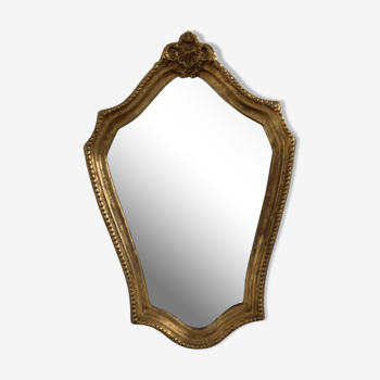 miroir, bois doré, début XXème, contour perlé, surmonté d'une coquille, forme chantourné, décoration