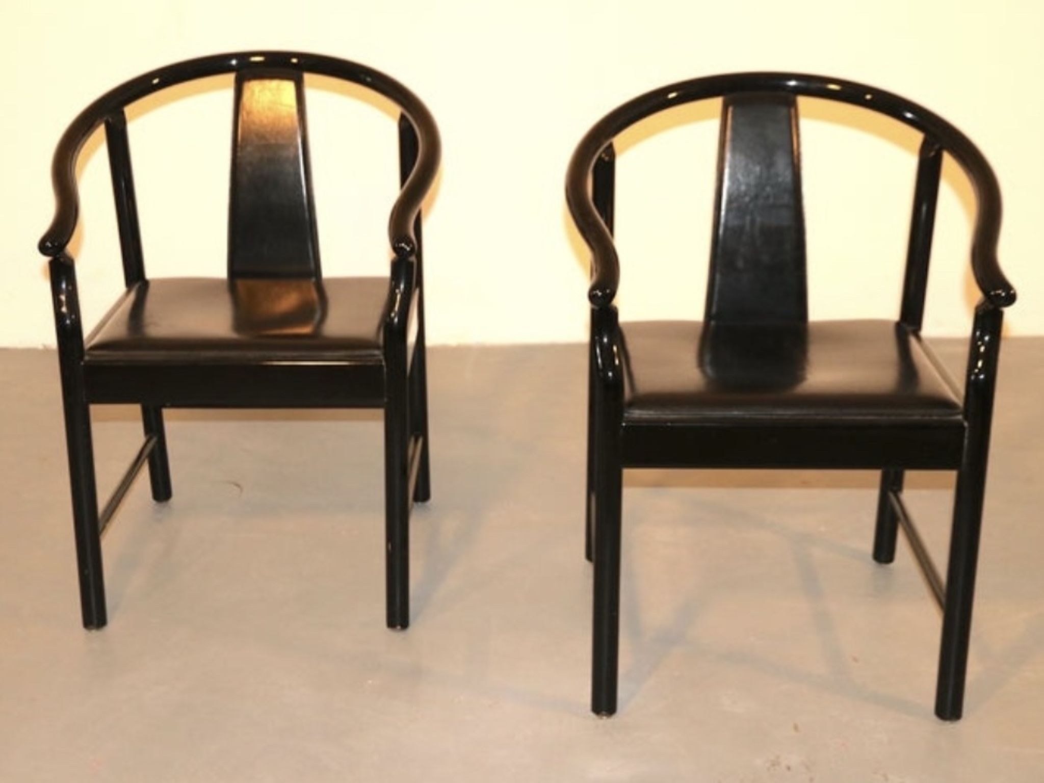 Set of 5 black lacquered leather dining chairs similar to China Chair Wegner
