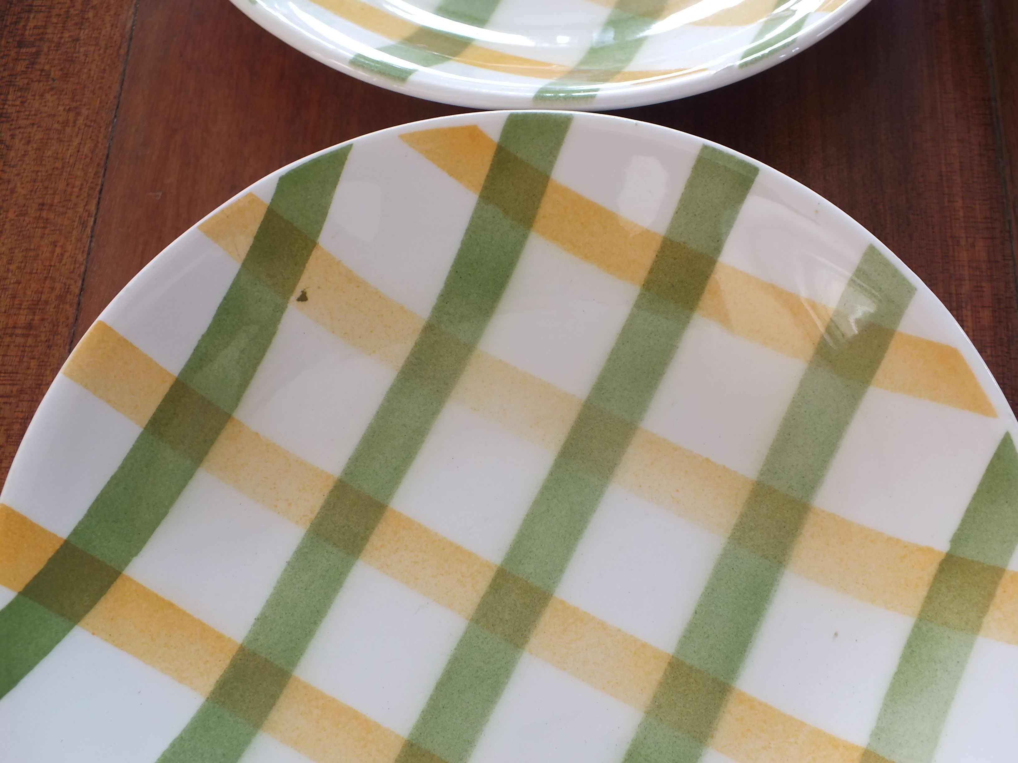 4 Semi-hollow plates with green and yellow checks, Moulin des Loups tea towel