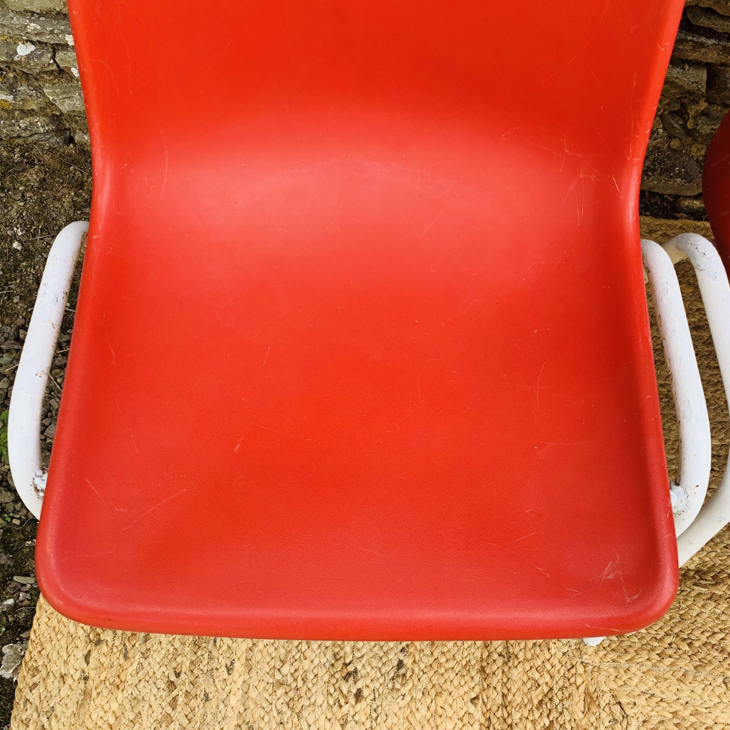 Ensemble de 4 chaises rouges modèle europa