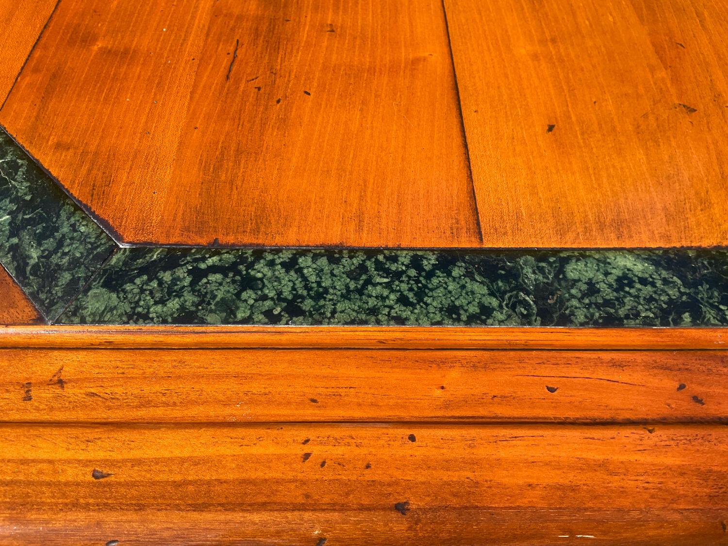 Tale basse vintage en bois massif et marqueterie de marbre
