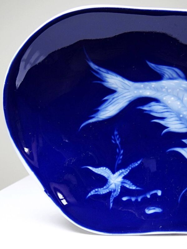 Vide-poche porcelaine émaillée bleu de four Limoges décor poisson japonisant