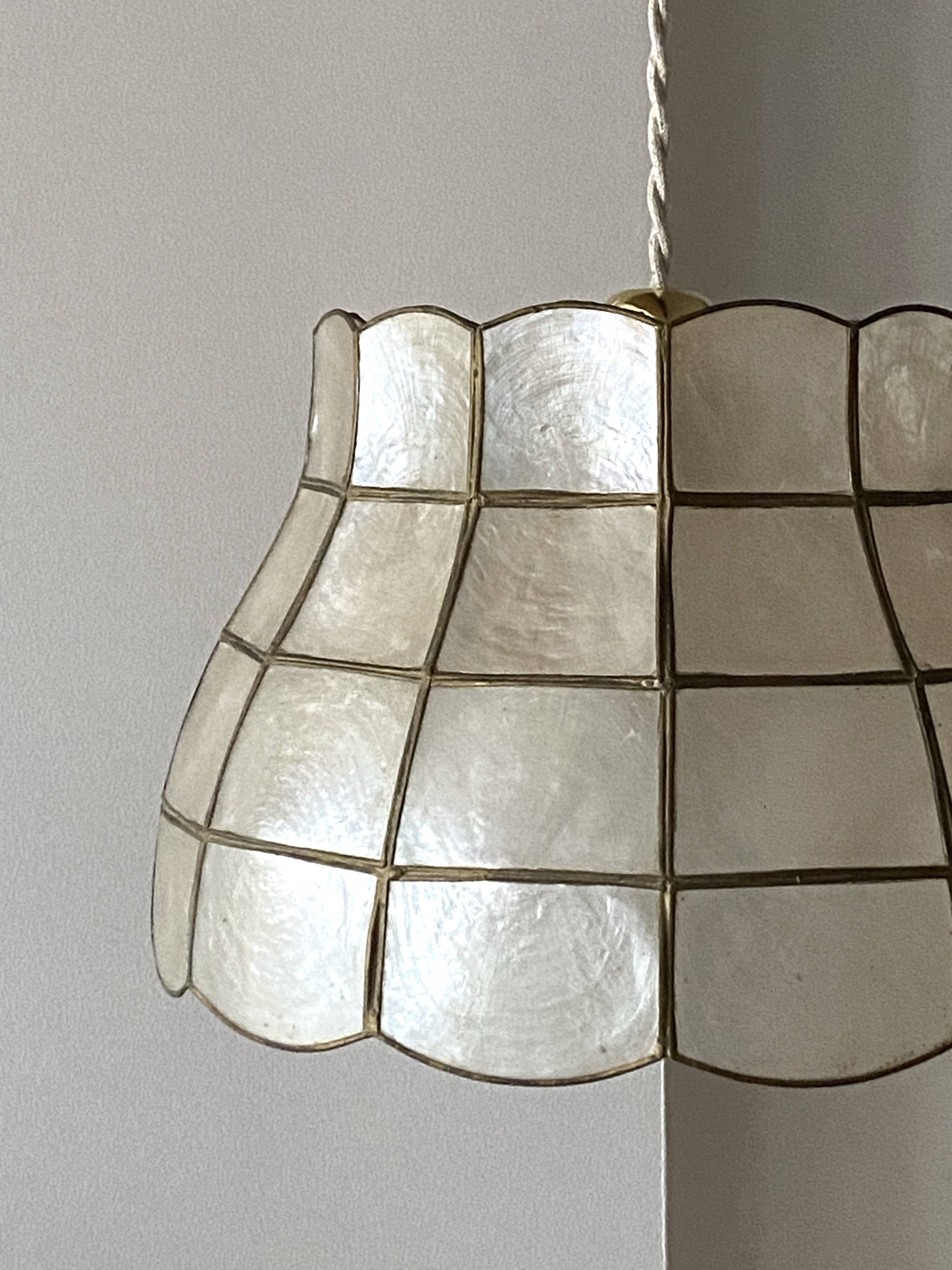 Natural mother-of-pearl pendant light