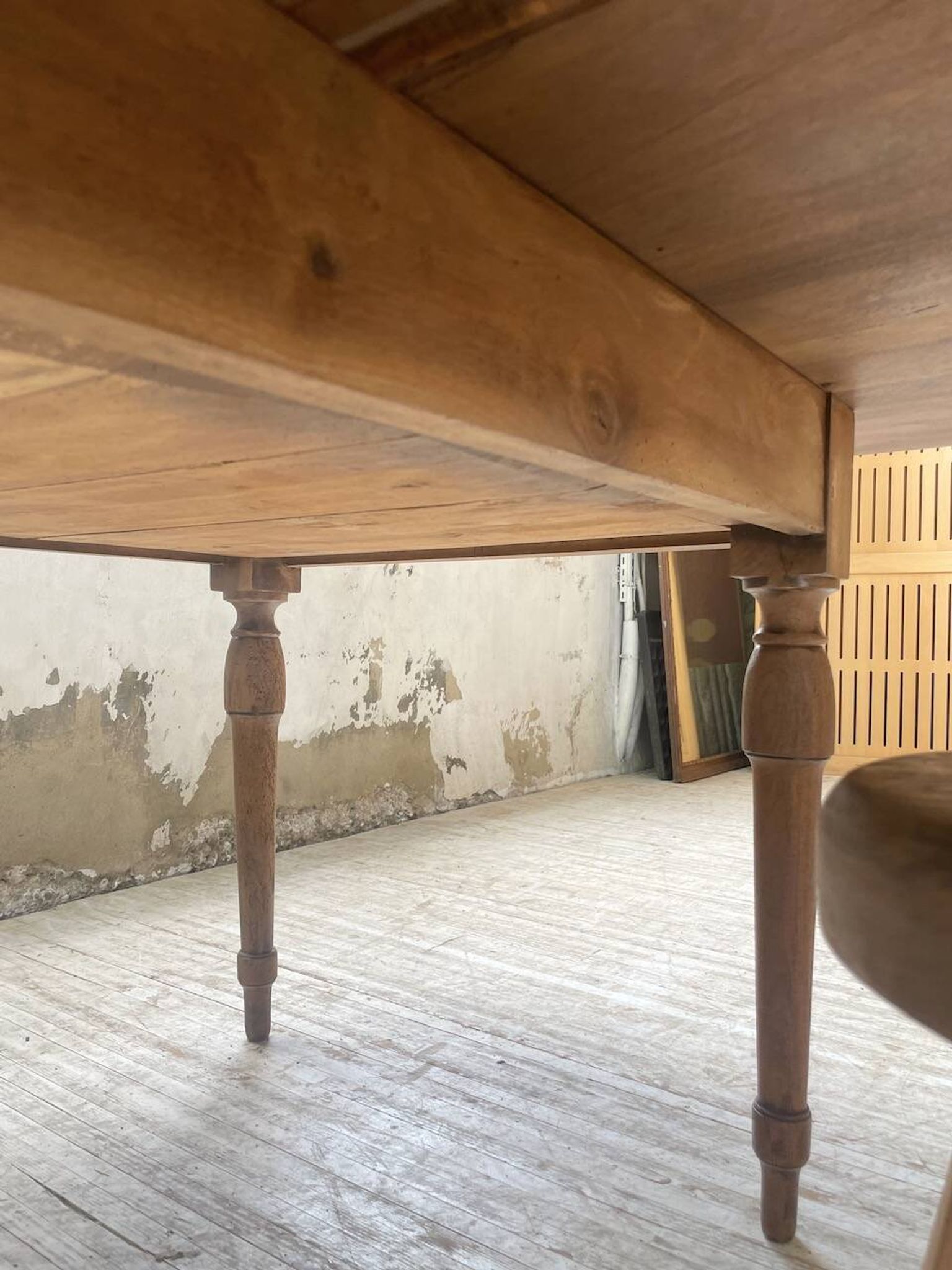 Table de ferme noyer plateau pivotable à allonges