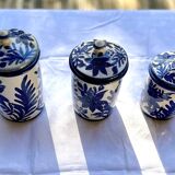 Trois petits pots bleus