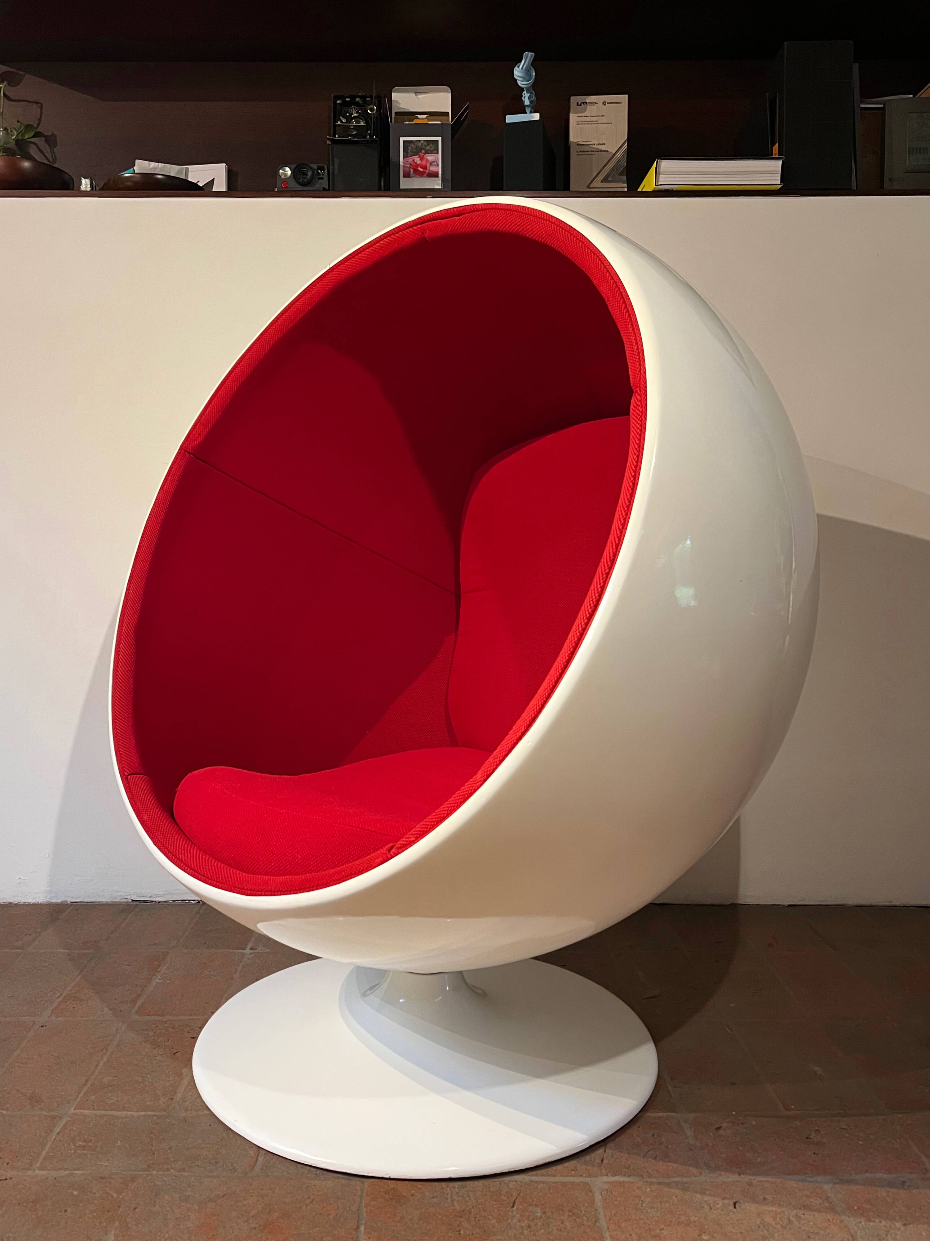 Ball Chair by Eero Aarnio from the 1980s.