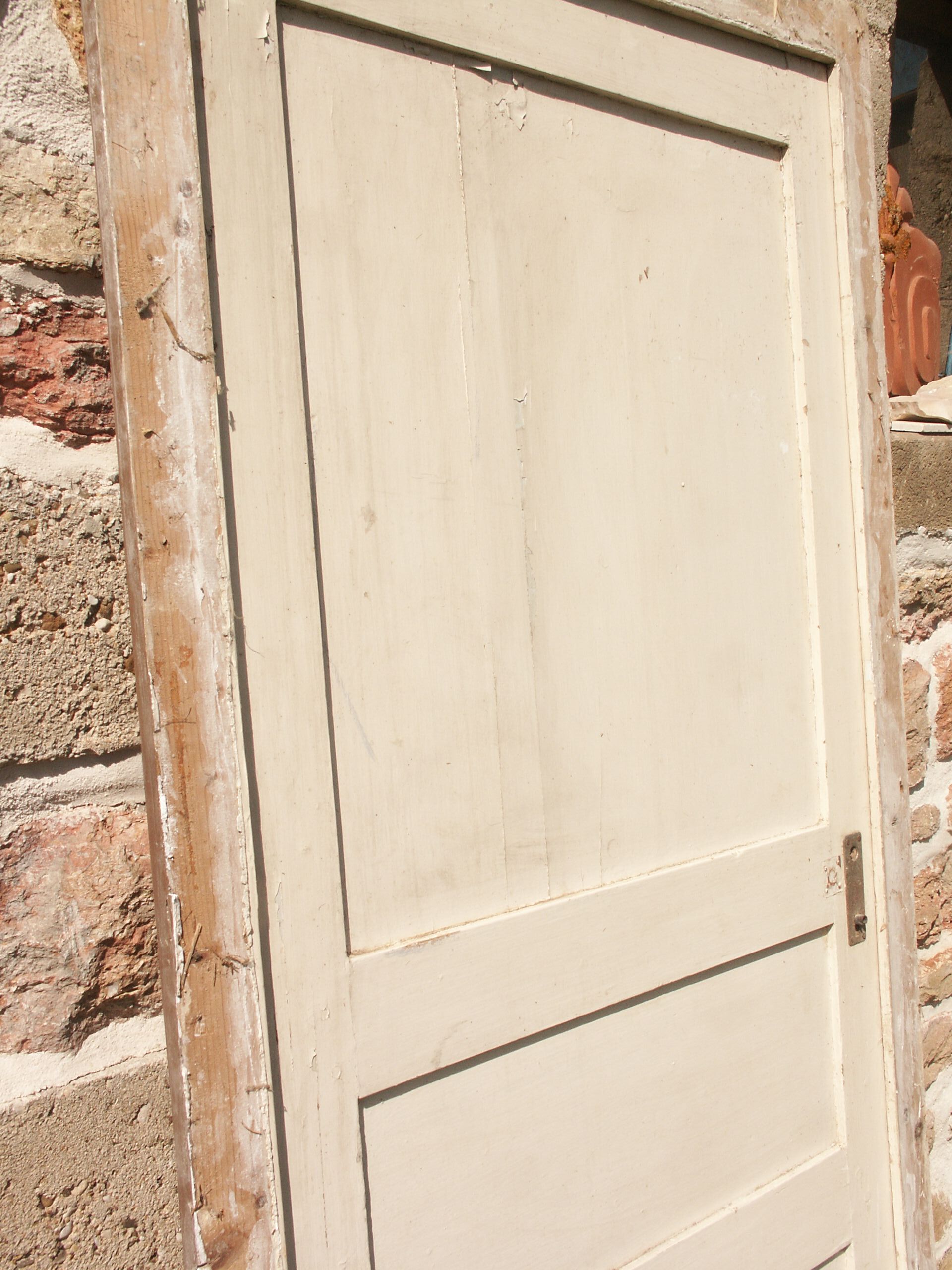 Closet door or reserve and its frame