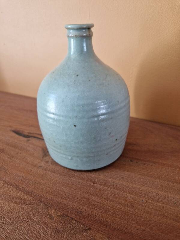 Vase, bouteille, soliflore en grès émaillé vert, Fred Ferry