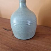 Vase, bouteille, soliflore en grès émaillé vert, Fred Ferry
