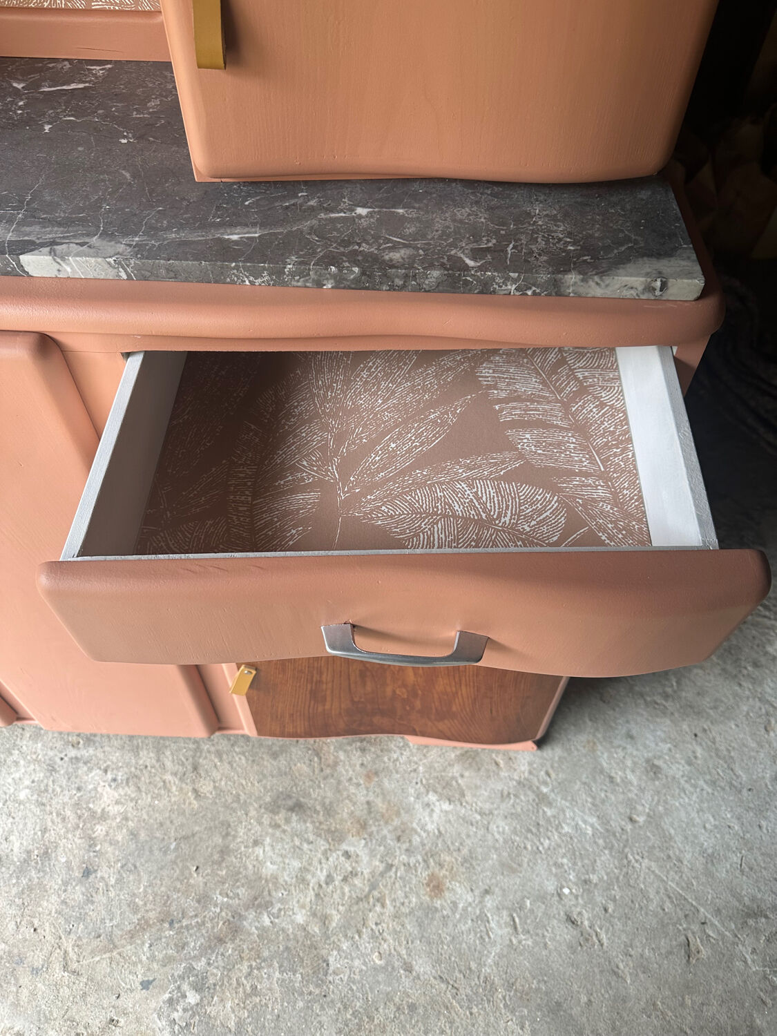 Buffet Mado vintage rénové – teinte ocre chaleureux, plateau en marbre