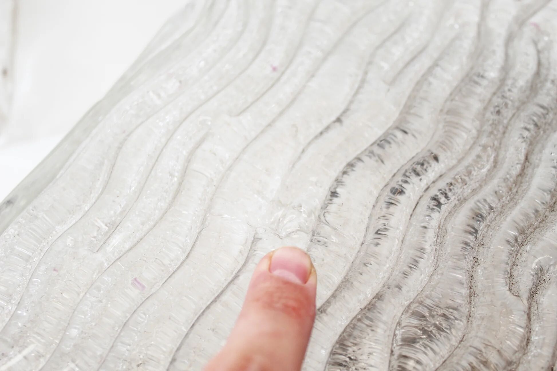 Paire XL de lampes murales vintage des années 70 en 'verre à glace' par Kaiser Leuchten
