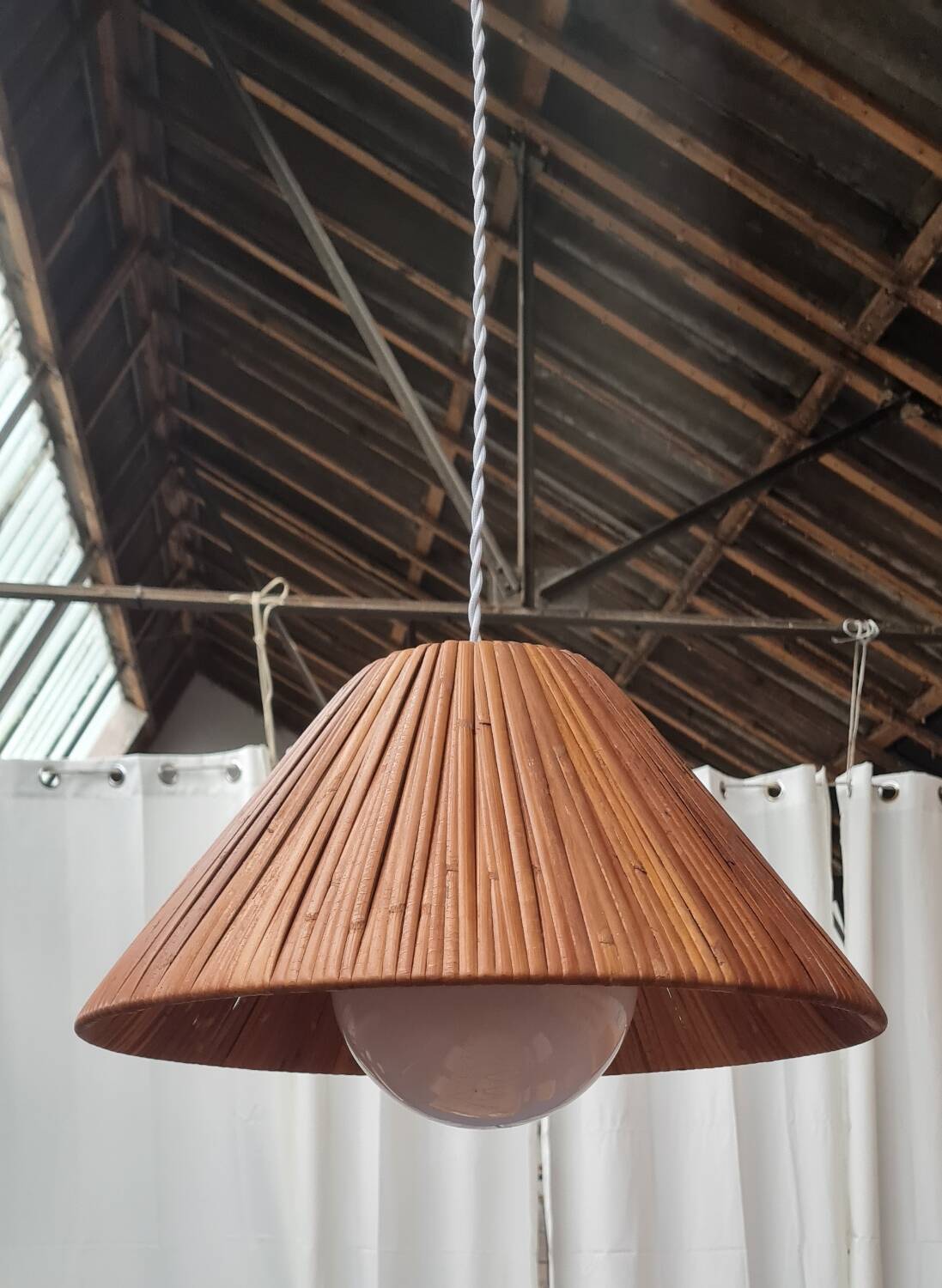 Scandinavian pendant light in rattan and opaline glass