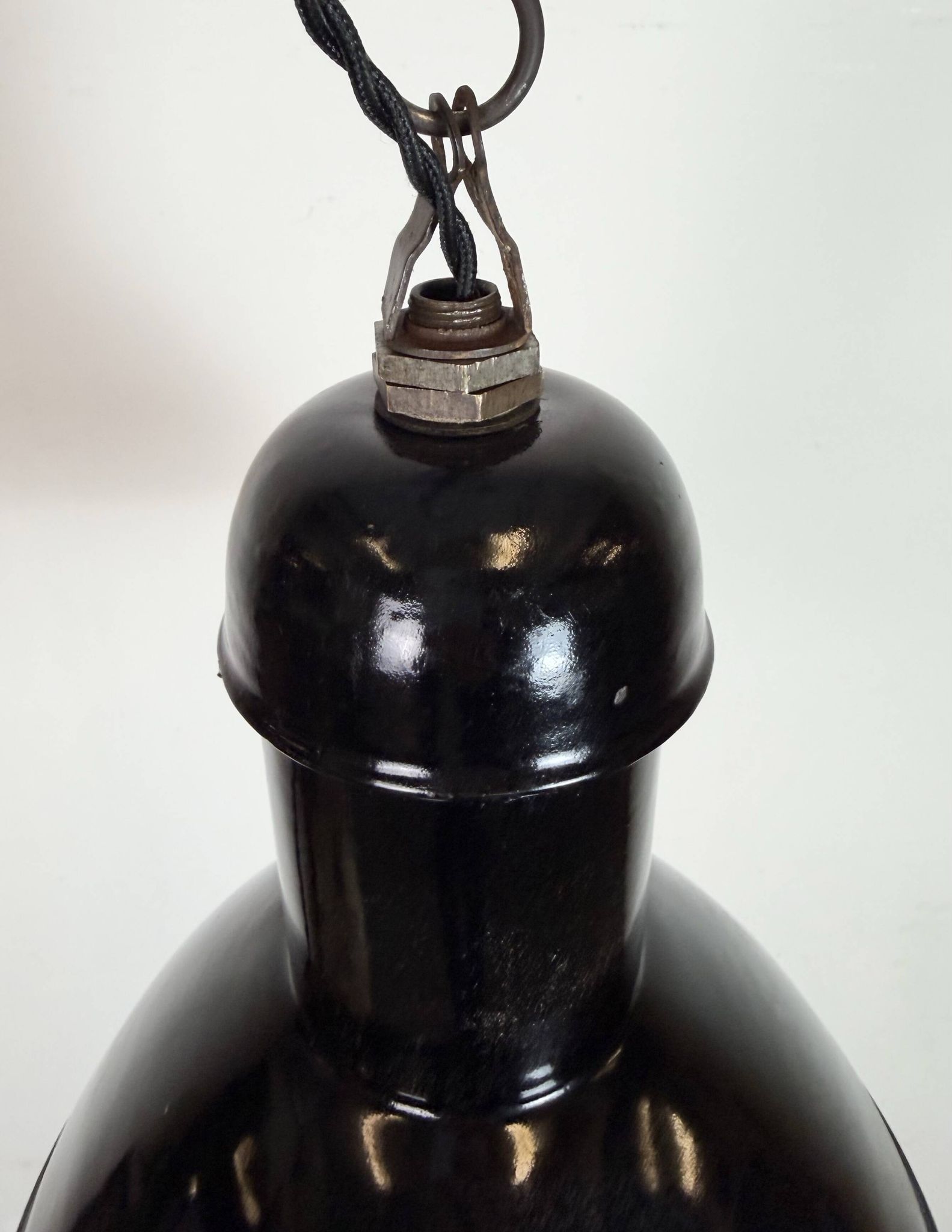 Lampe suspendue industrielle en émail noir de AEG, années 1930