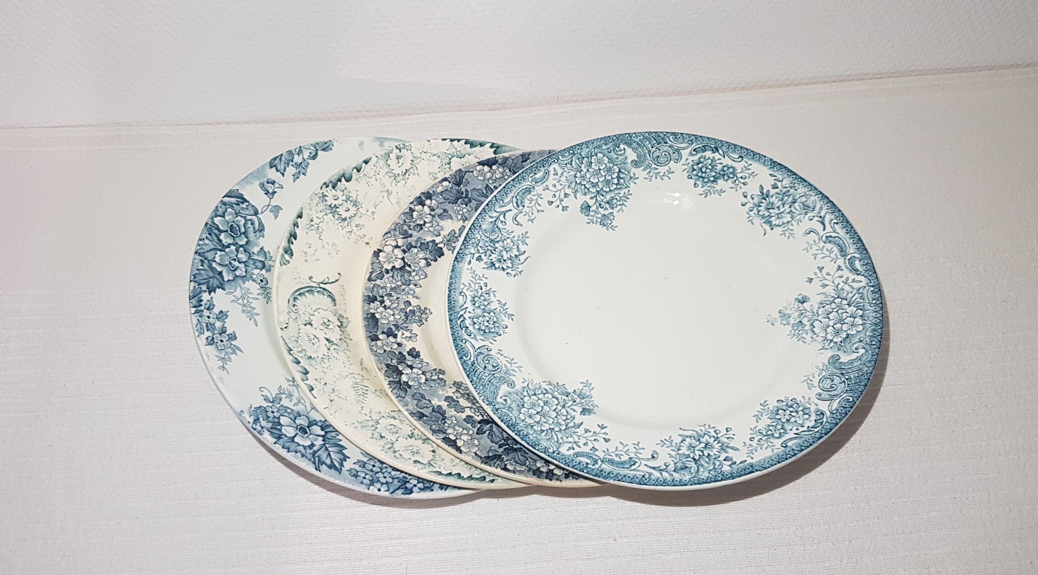 Set of 4 mismatched flat plates from different earthenware, iron earth