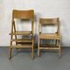 Paire de chaise pliante dépareillés en bois