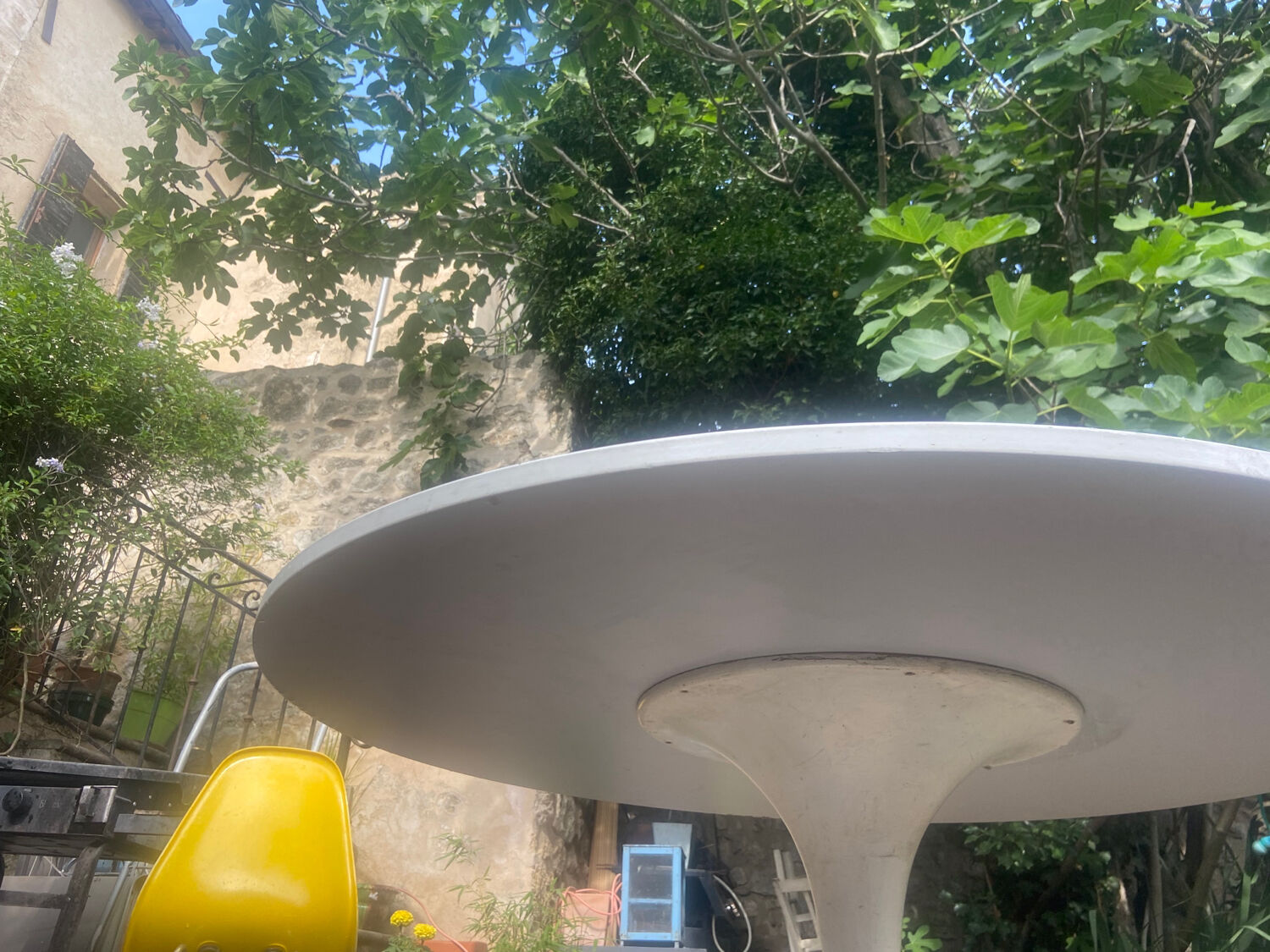 Vintage round tulip table