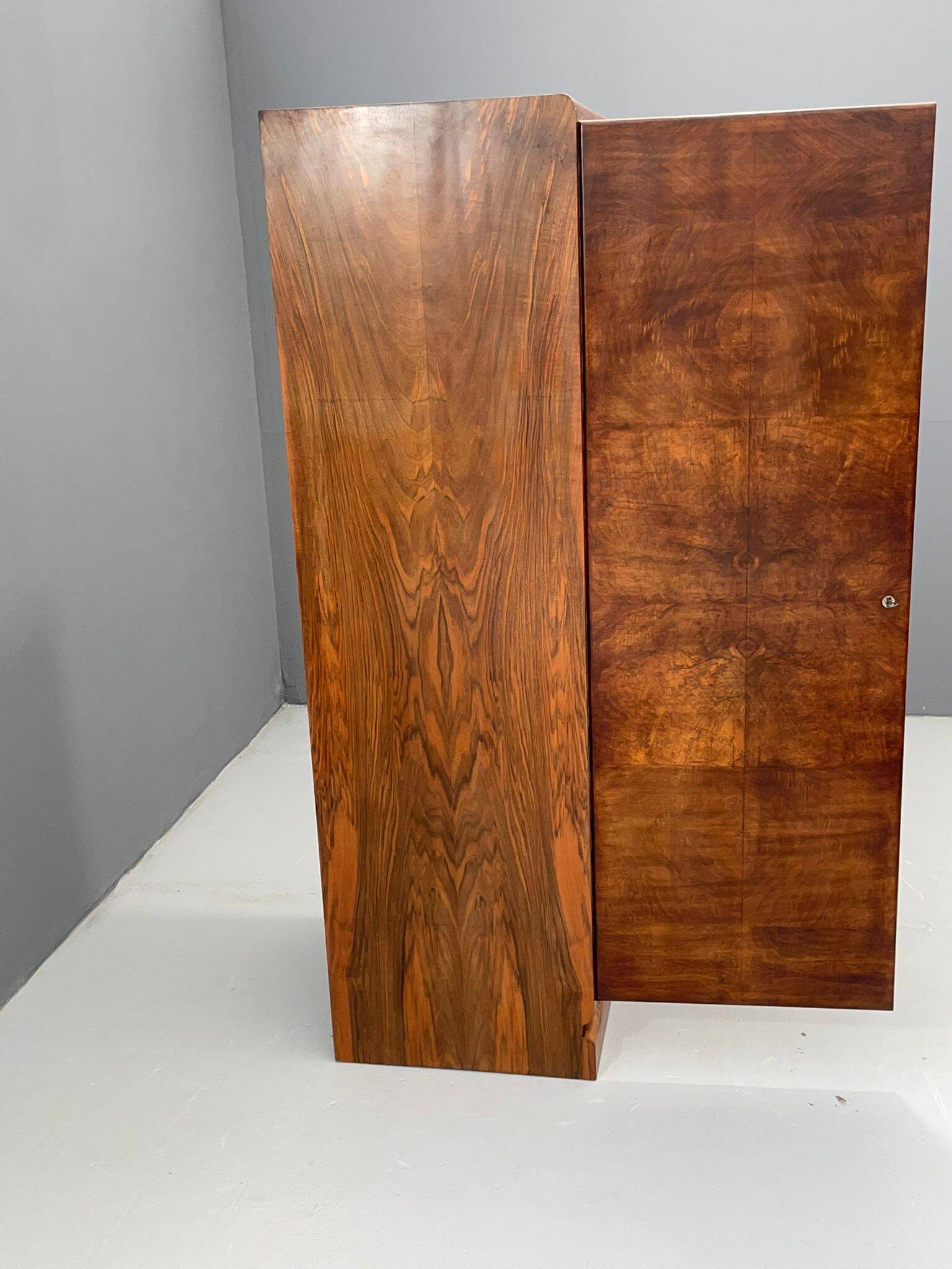 Armoire Art Déco restaurée avec tringle à vêtements, placage de noyer, Tchécoslovaquie, années 1930
