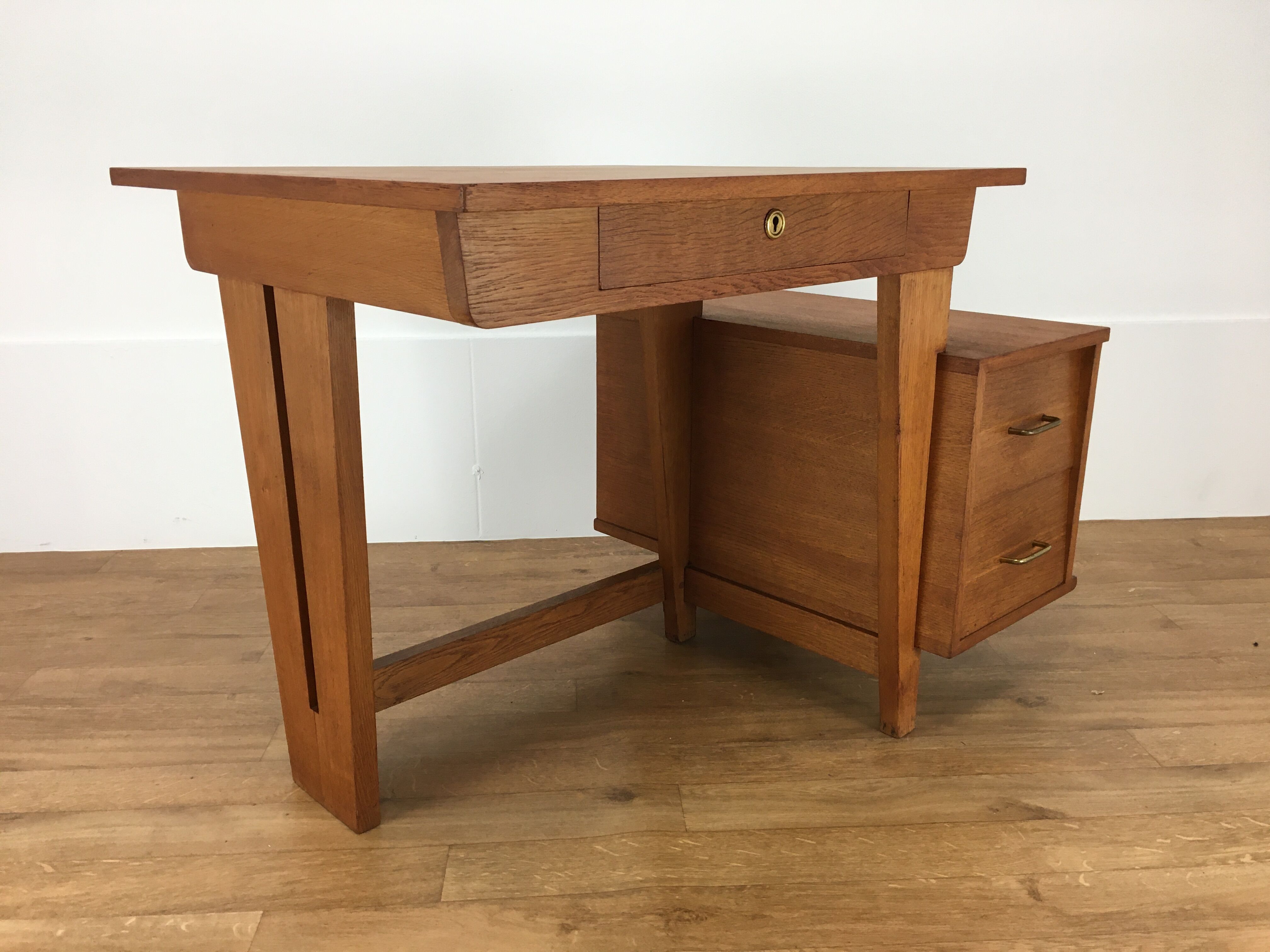 Asymmetric tripod office Reconstruction 1950s