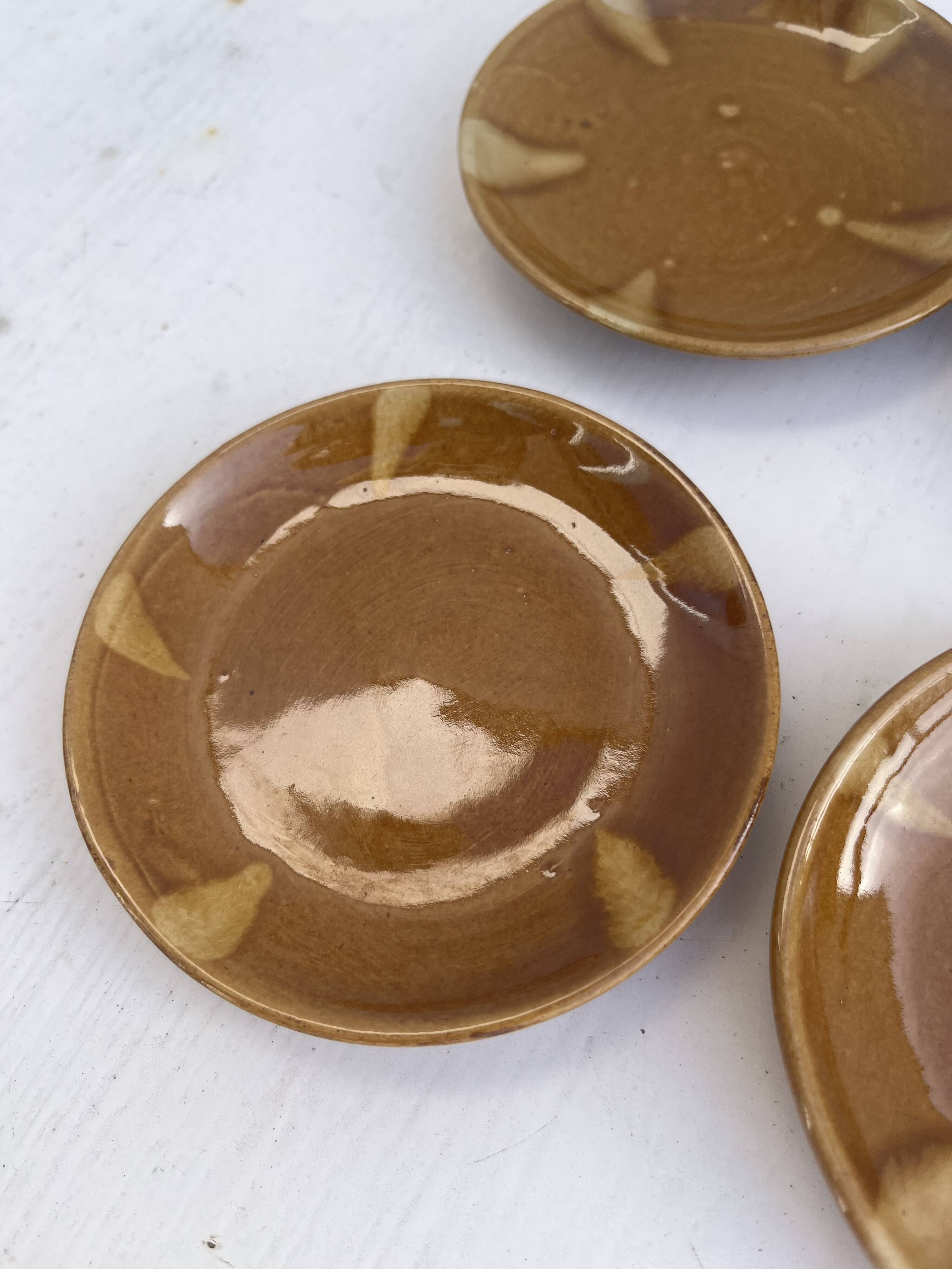6 small vintage ceramic plates from the 1960s.