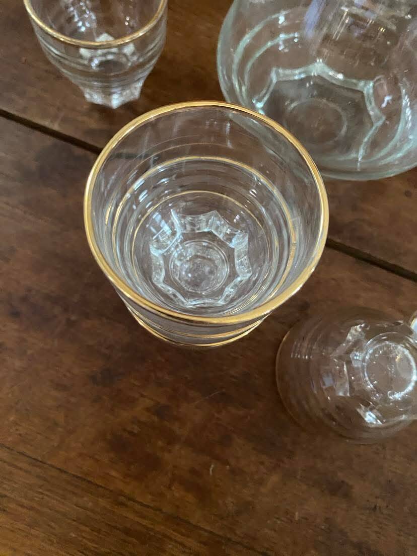 9 verres vintage au liseré doré .