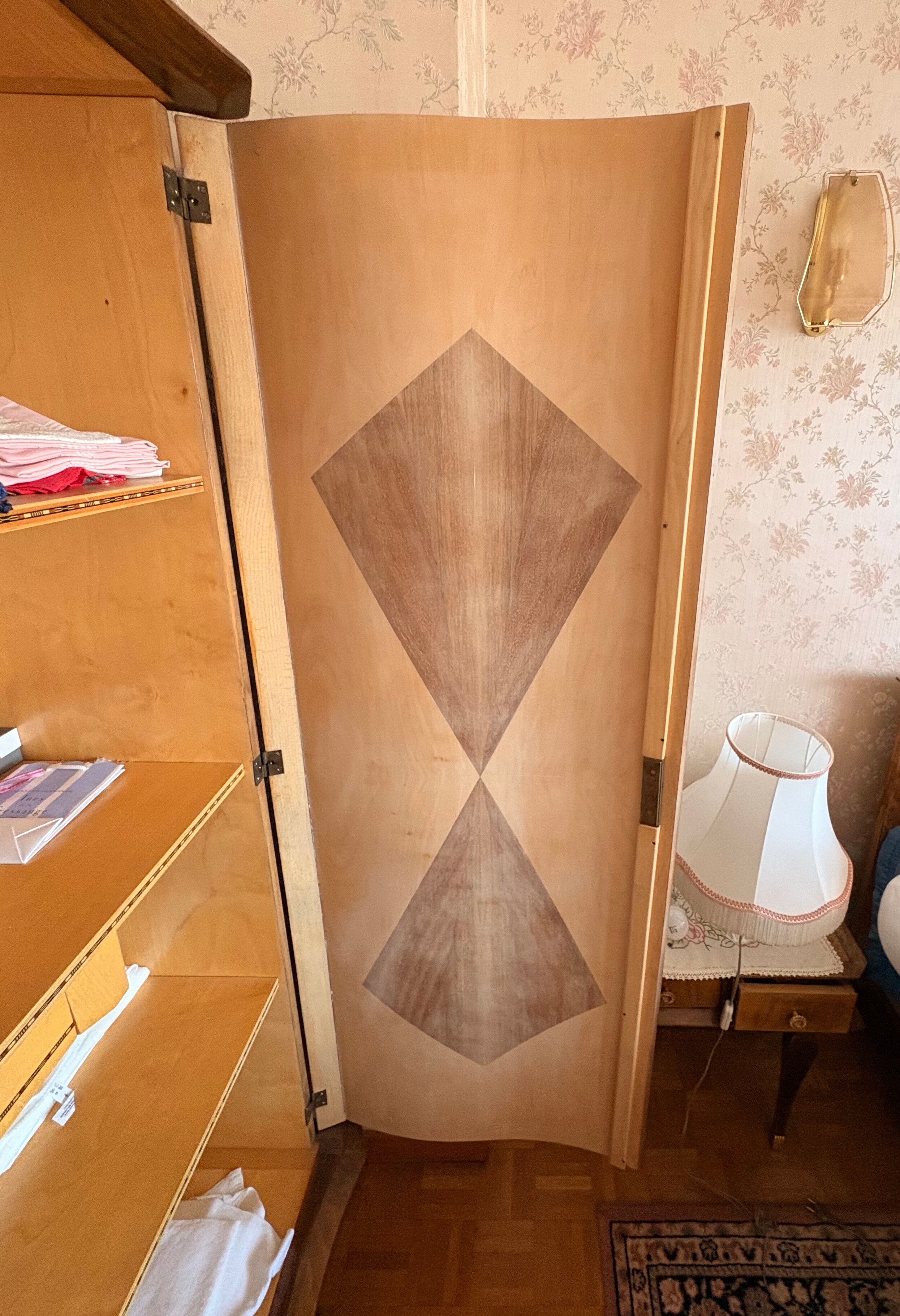 Grande armoire vintage en loupe de noyer - style Art Déco