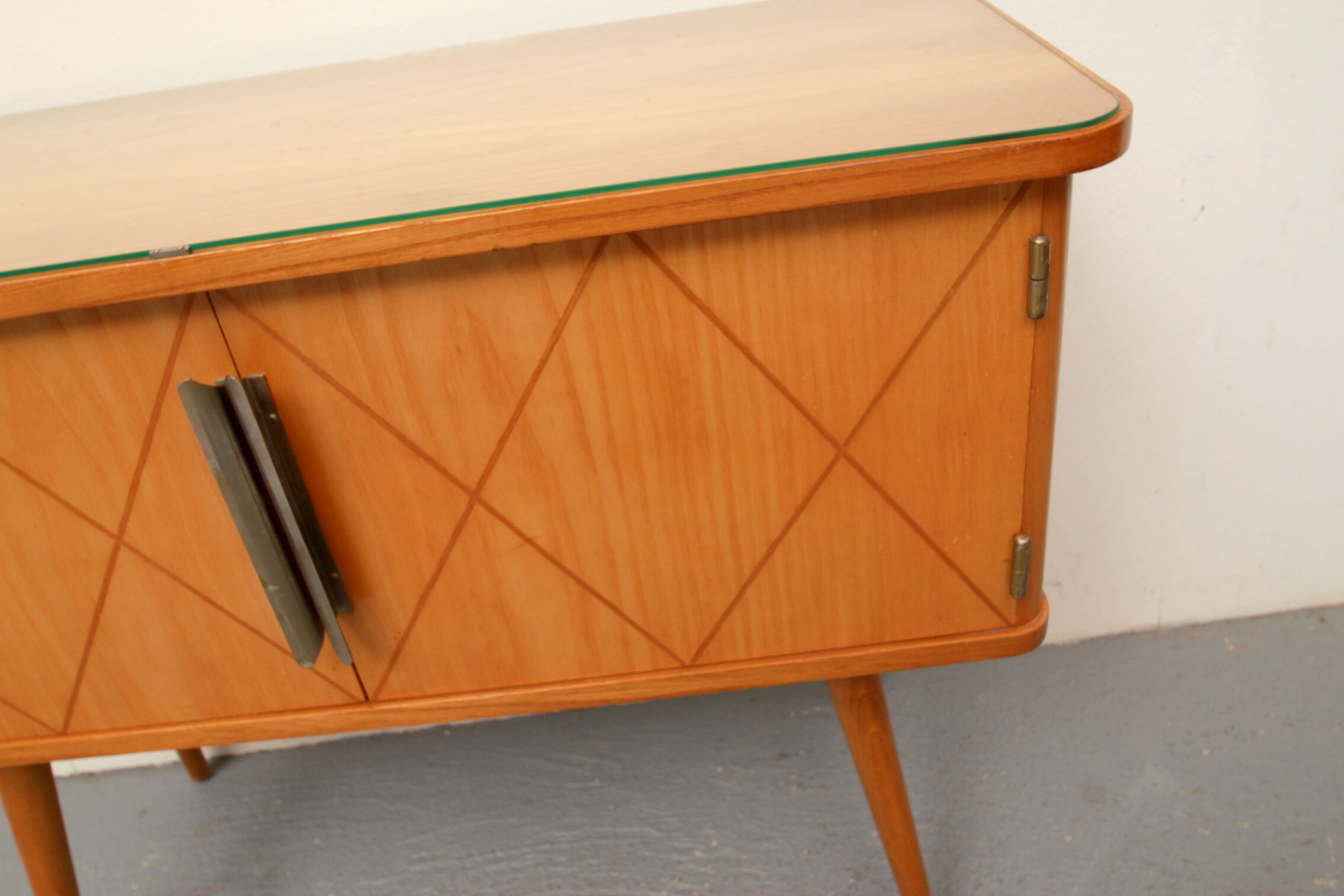 Commode des années 1950 en frêne avec incrustations