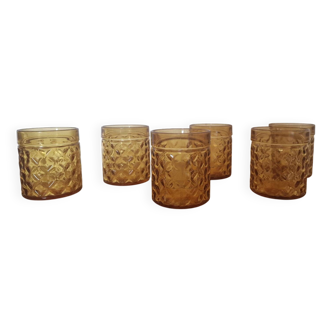 Pernod sa amber glasses