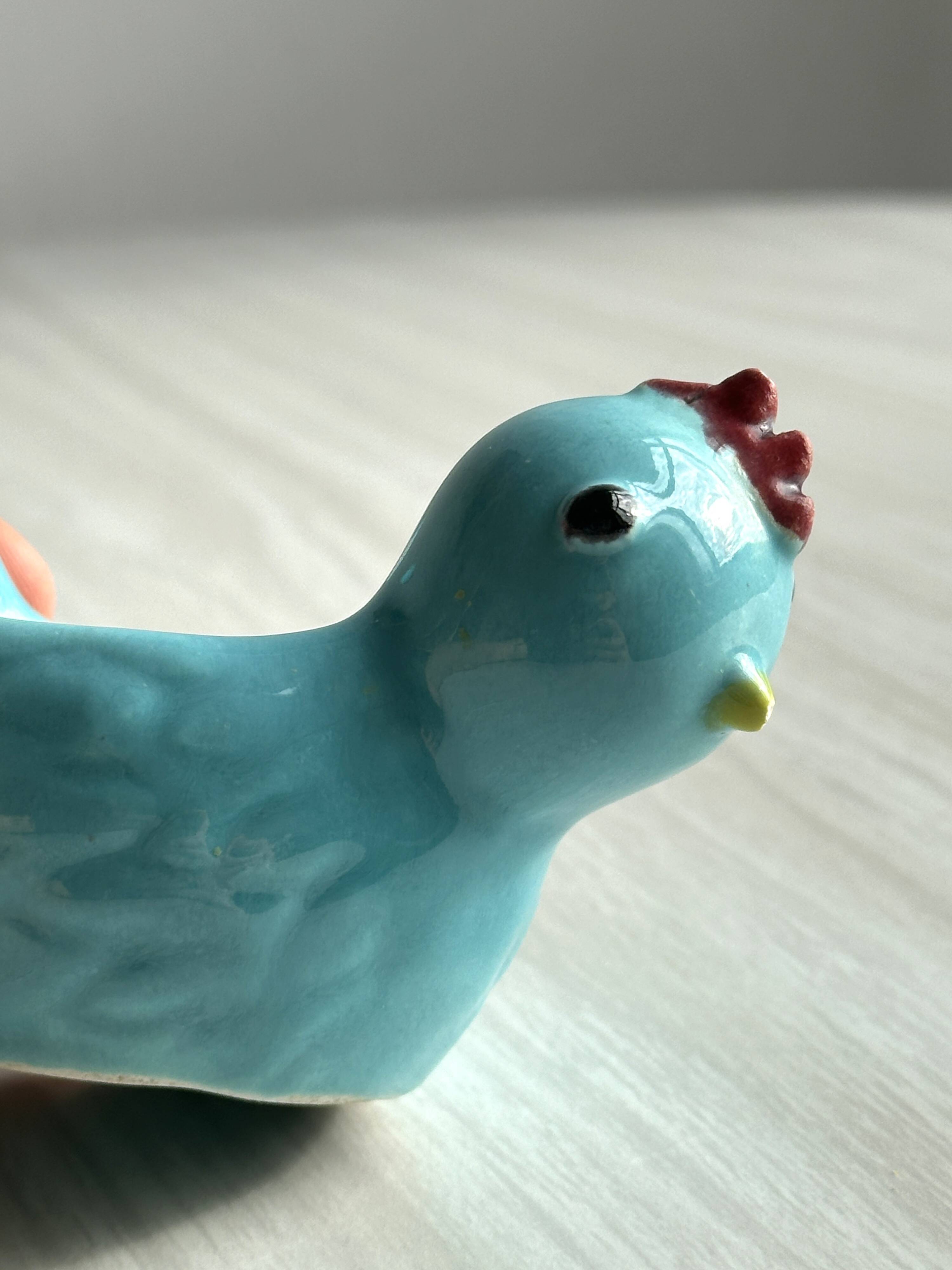 2 coquetiers en céramique bleue, coq et poussin