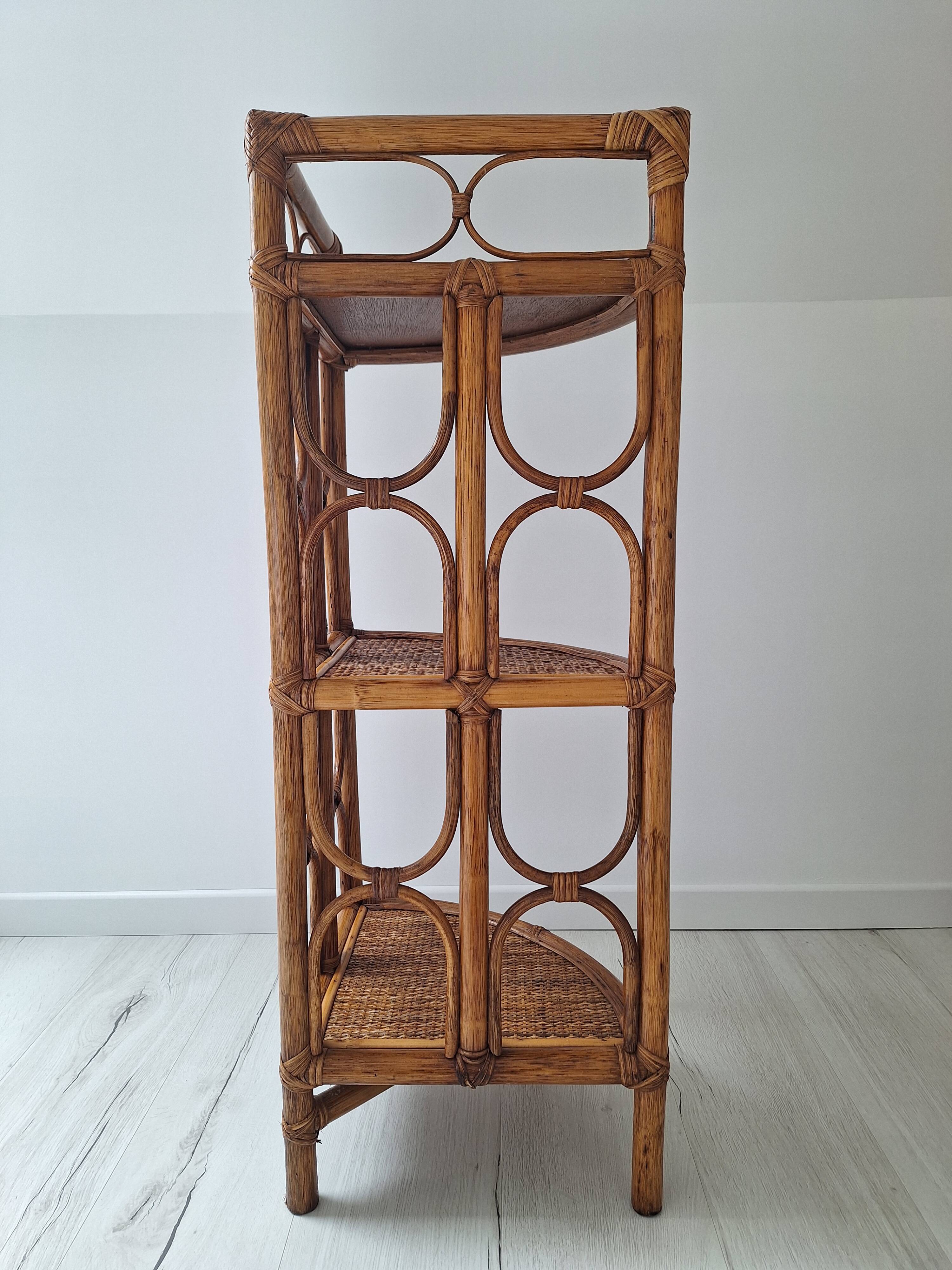 Etagère d'angle en rotin