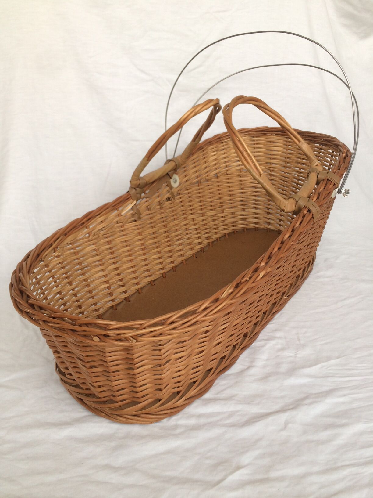 Basket wicker, his mattress and bed linens