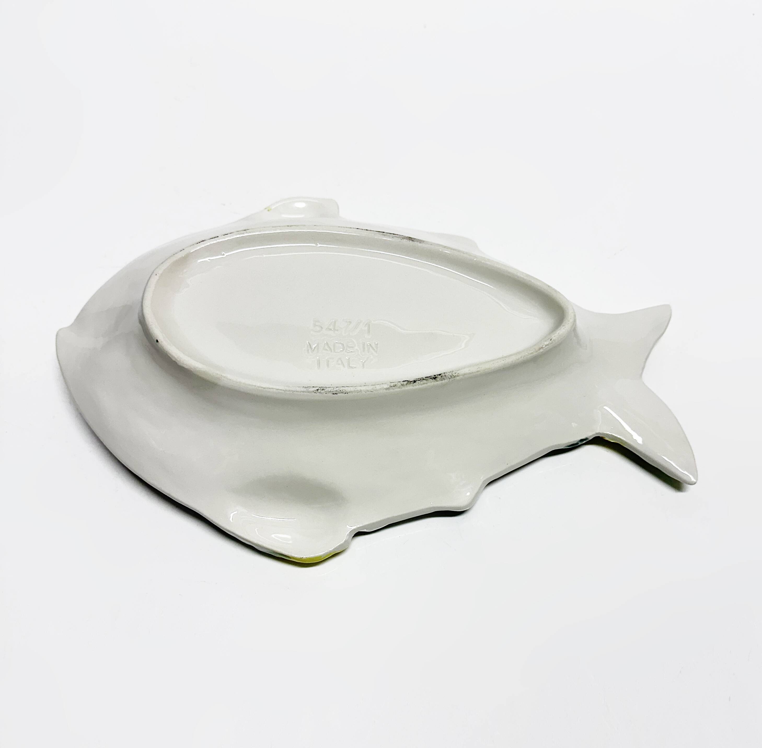 Set of 8 Italian fish plates in Barbotine ceramic.