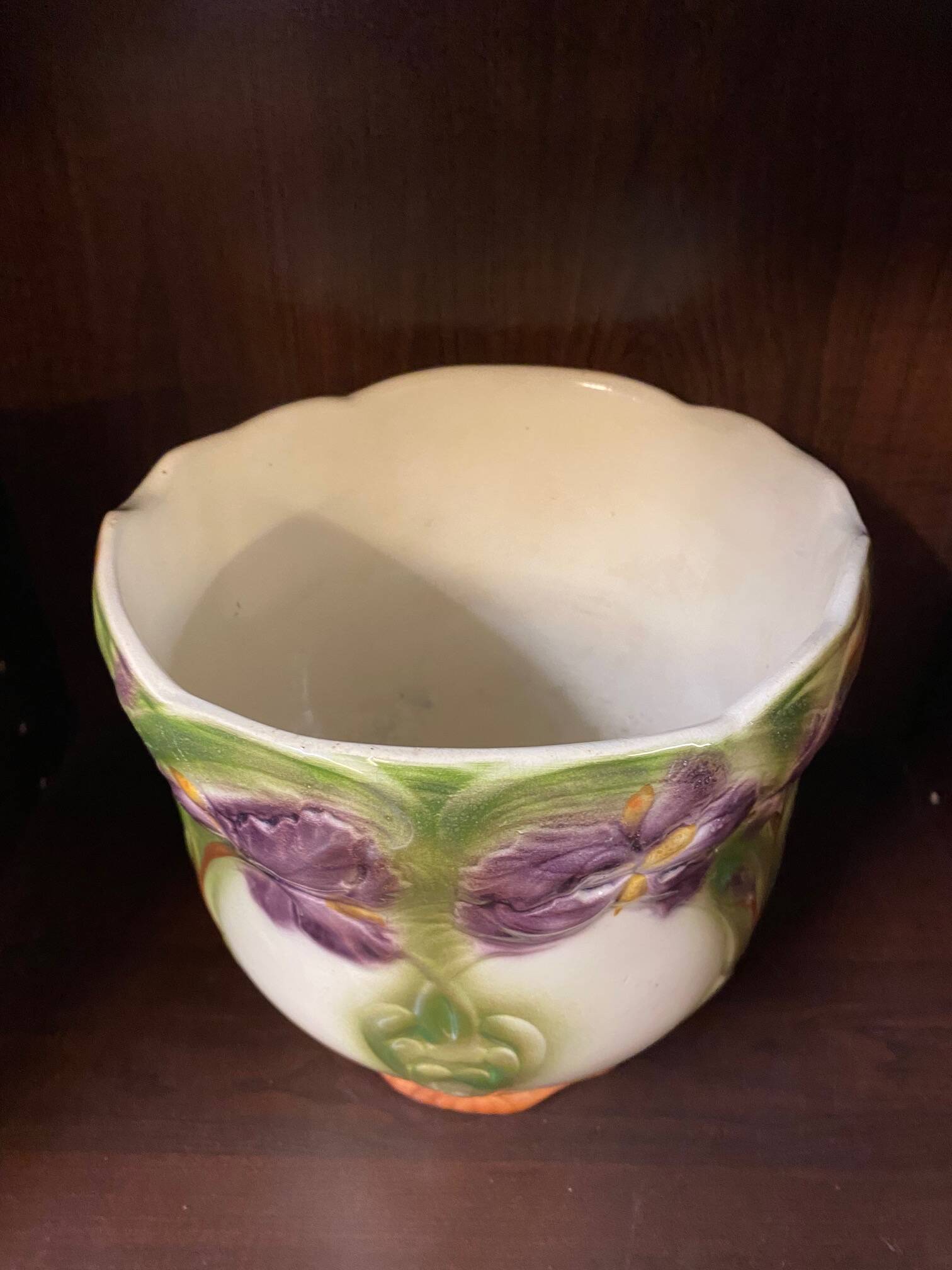 Cache pot barbotine iris decor tons vert et mauve digoin faience