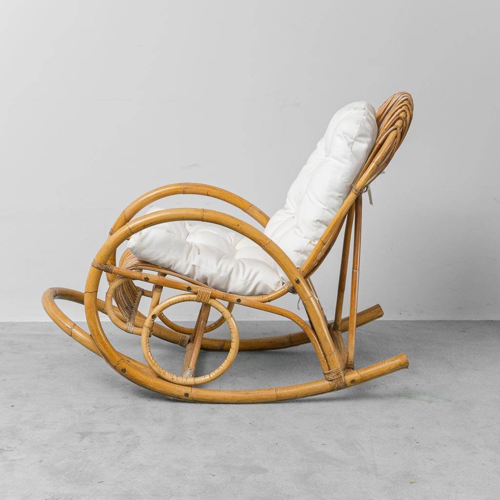 Fauteuil à bascule Van Sliedregt Noordwolde des années 1970 – design vintage en rotin néerlandais