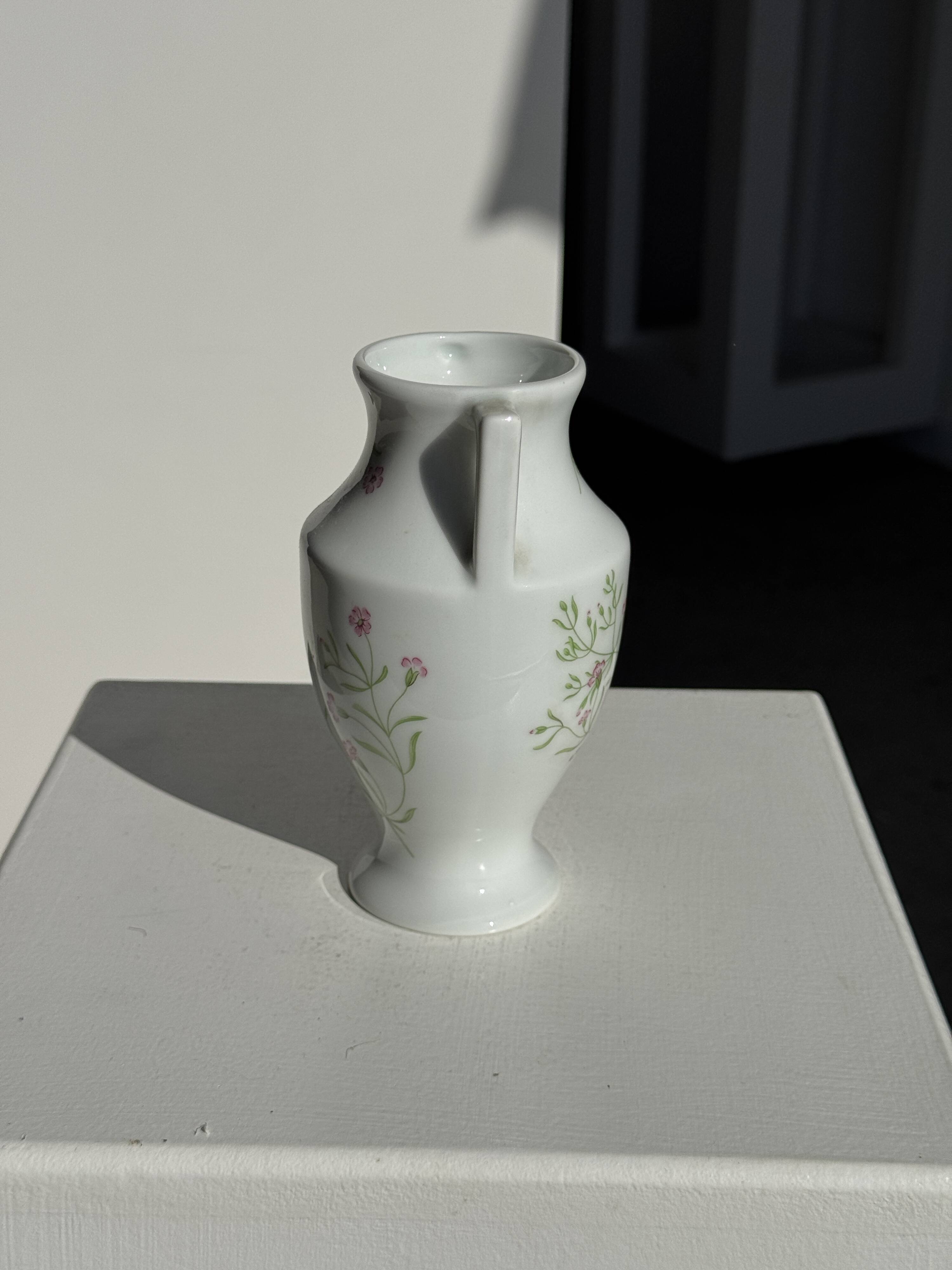 Small porcelain amphora from the Royal Lily of Limoges, limited edition, decorated.