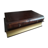 Low Table Theodore Alexander in the shape of a Giant Book