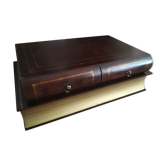 Table Basse Théodore Alexander en forme de livre géant