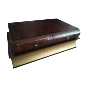 Low Table Theodore Alexander in the shape of a Giant Book