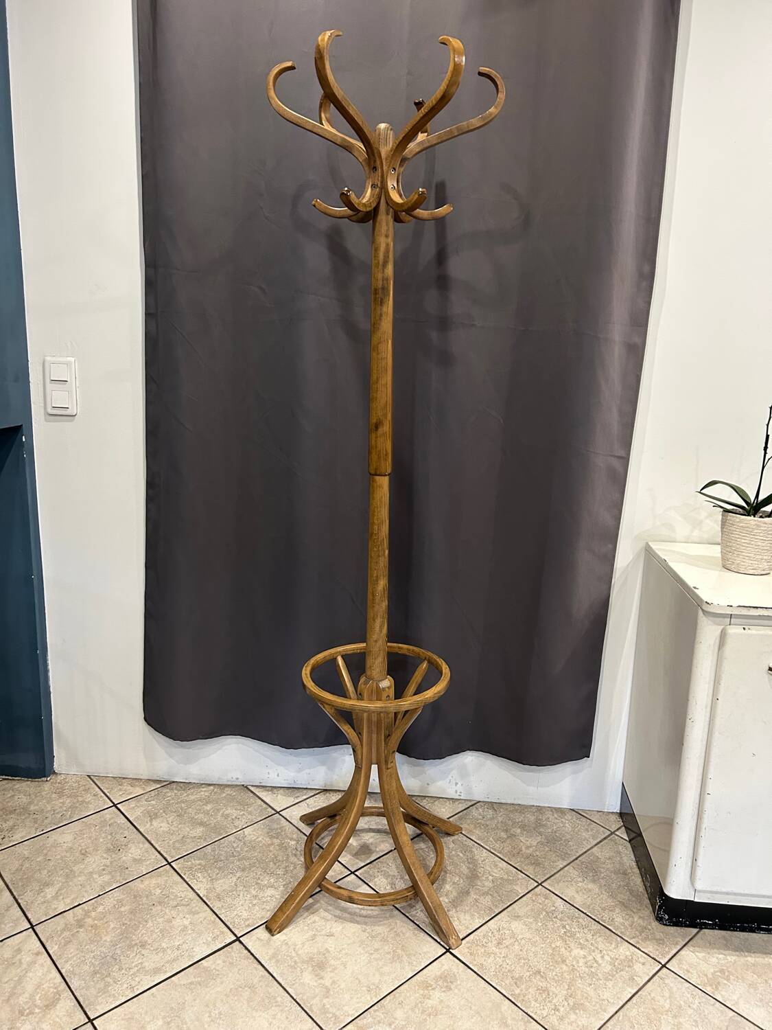 Baumann style 1960 swivel parrot coat rack in curved wood